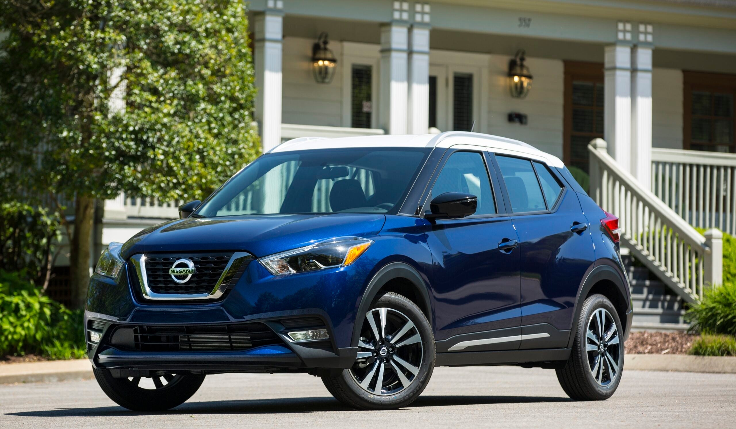 Nissan Kicks, City-friendly crossover, Stylish exterior, Perfect urban companion, 2560x1500 HD Desktop