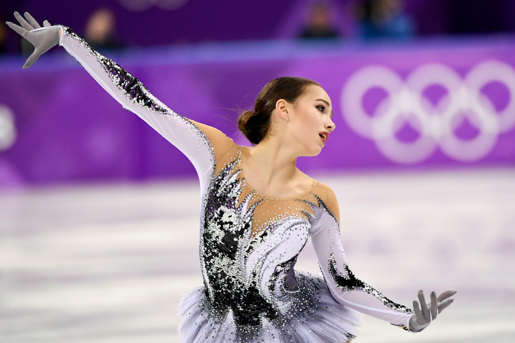 Alina Zagitova: Russian skaters, Battle for gold, New York Times, 2050x1370 HD Desktop