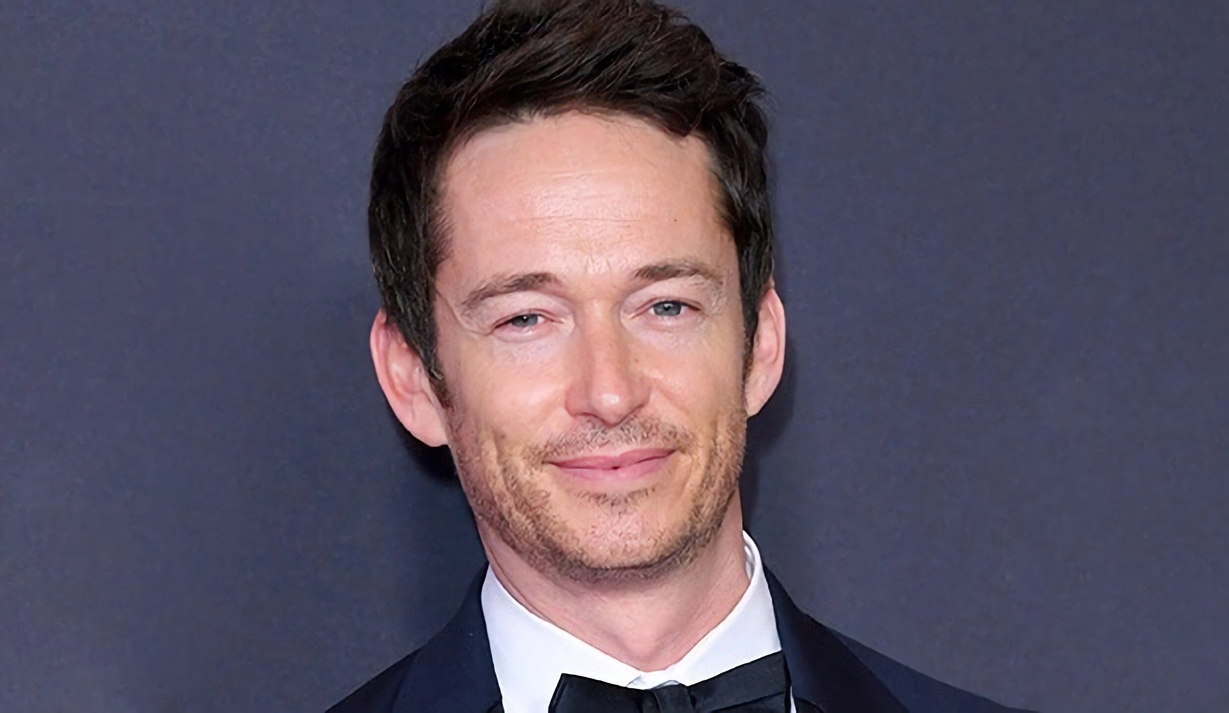 Simon Quarterman, Talented actor, Enigmatic roles, Nuanced performances, 2480x1440 HD Desktop