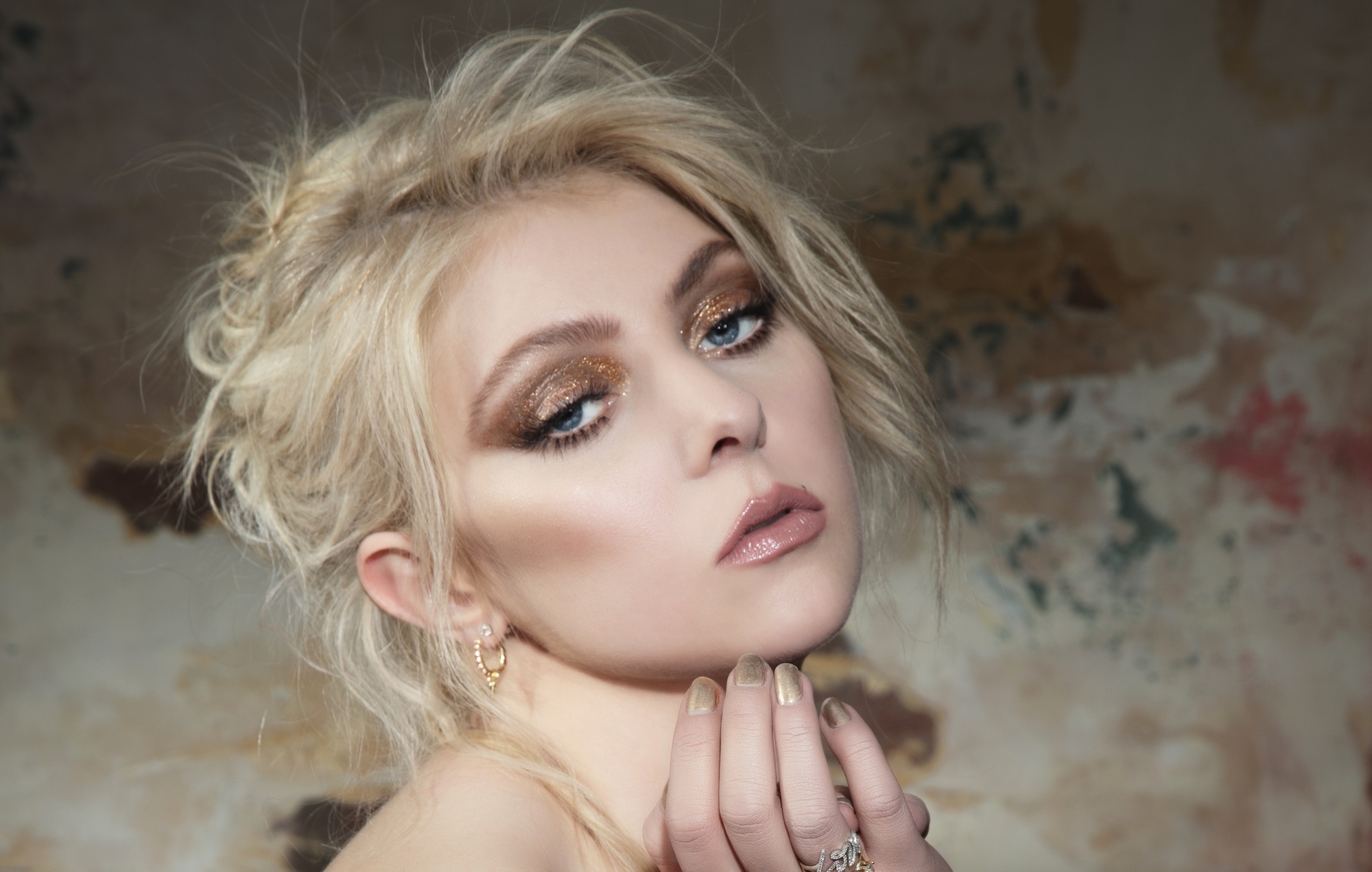 Taylor Momsen, Singer, Actress, Model, 2000x1270 HD Desktop