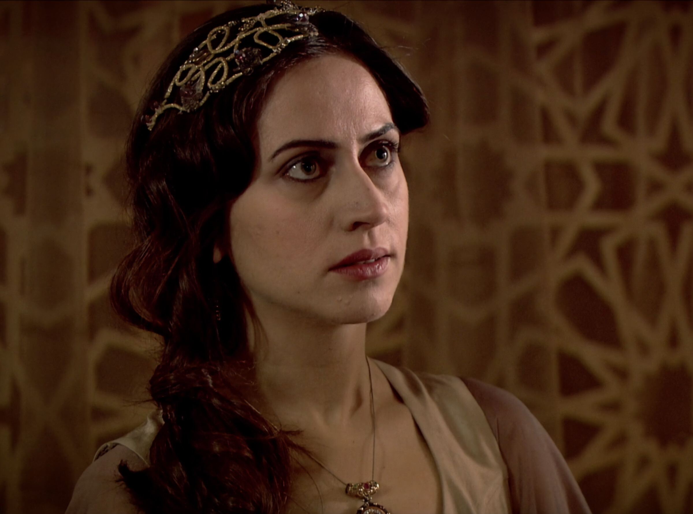Selen Ozturk, TV show sensation, Rising star, Excellent portrayal, 2400x1780 HD Desktop