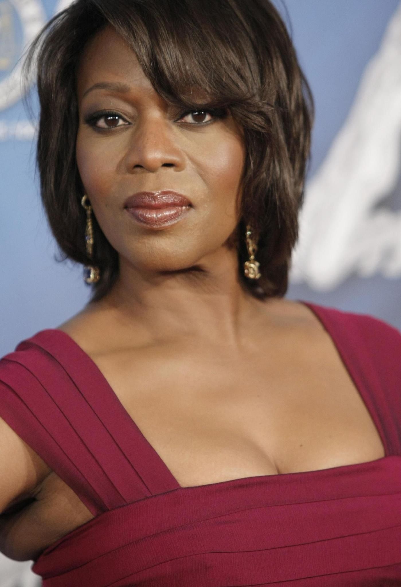 Alfre Woodard, burgundy pleated dress, gold drop earrings, HD Phone wallpaper