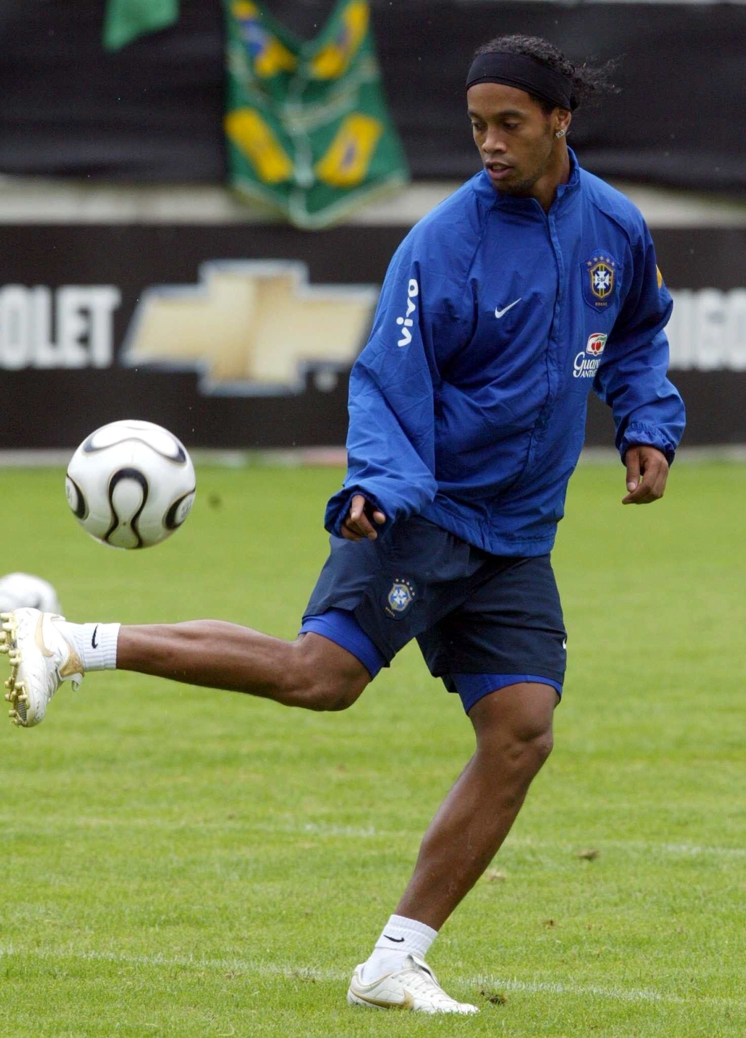 Ronaldinho, Adidas Teamgeist ball, Brazil national football team kit, HD Phone wallpaper