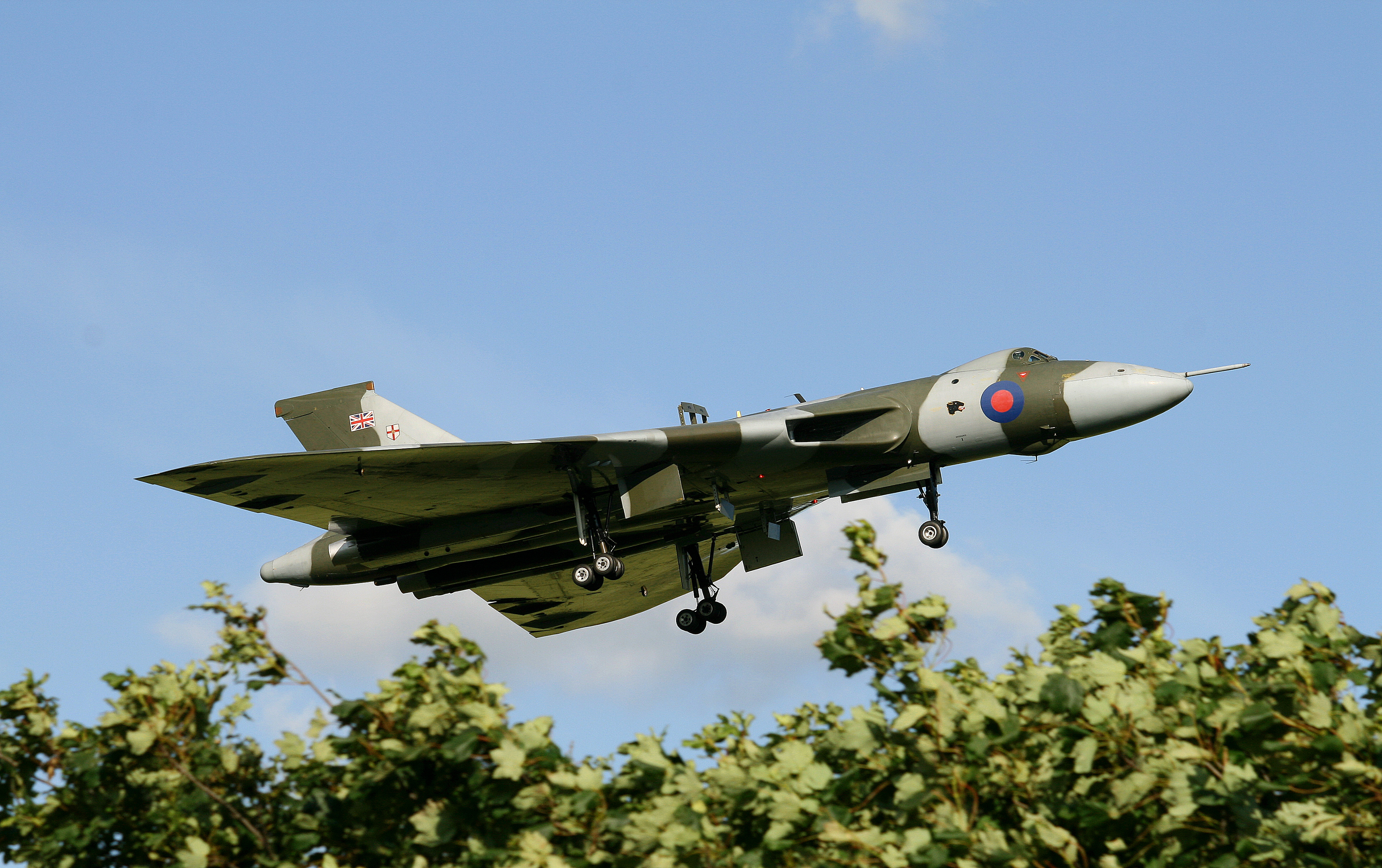 Avro Vulcan, Military bomber, Power in the sky, Aerial prowess, 3440x2160 HD Desktop