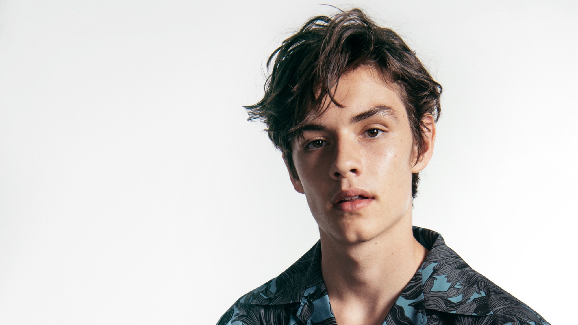 Louis Partridge net worth, British actor, Height and weight, Series career, 2000x1130 HD Desktop