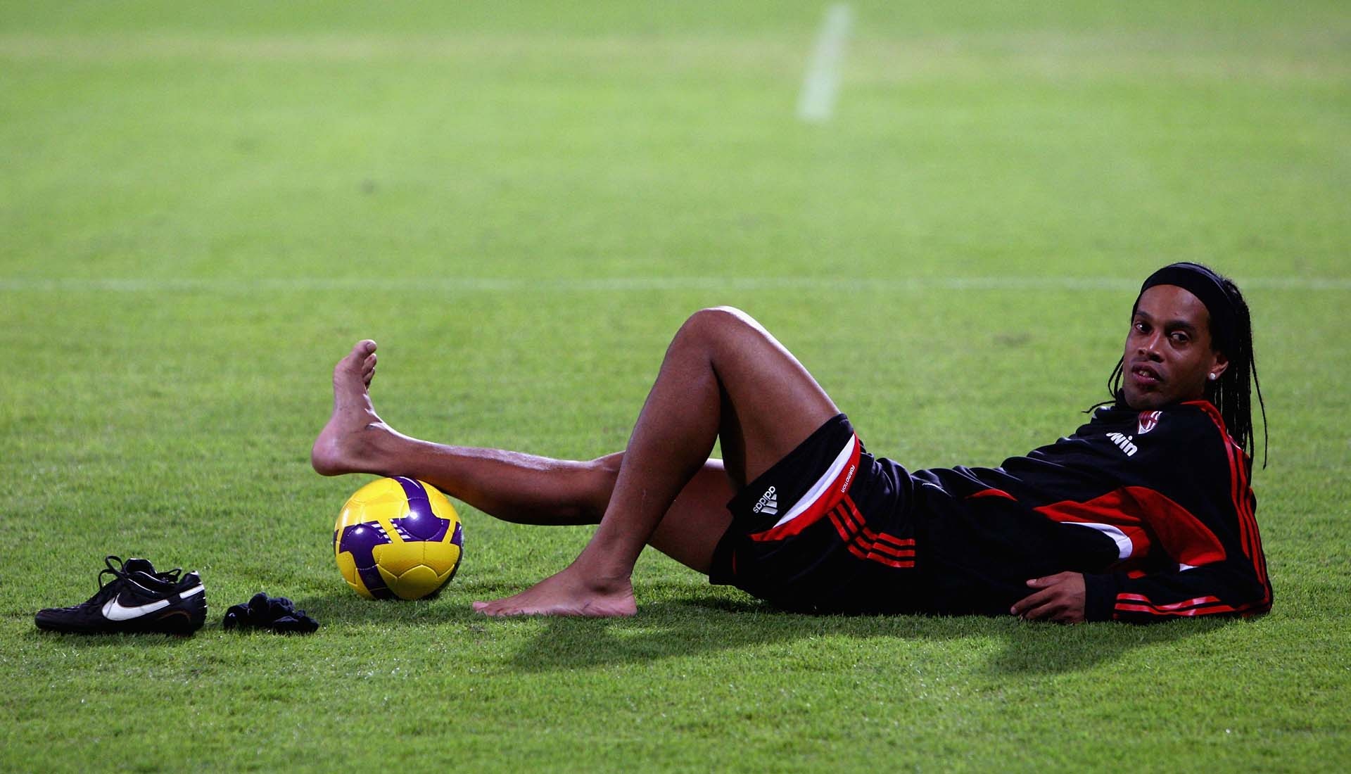 Ronaldinho, AC Milan training kit, yellow Nike football, HD Desktop wallpaper