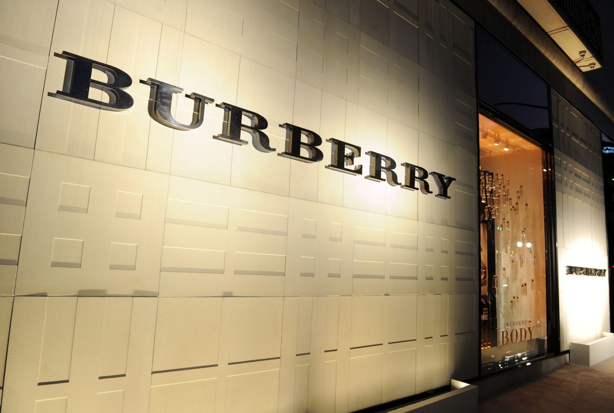 Dire Hong Kong, Burberry sales, 2050x1380 HD Desktop