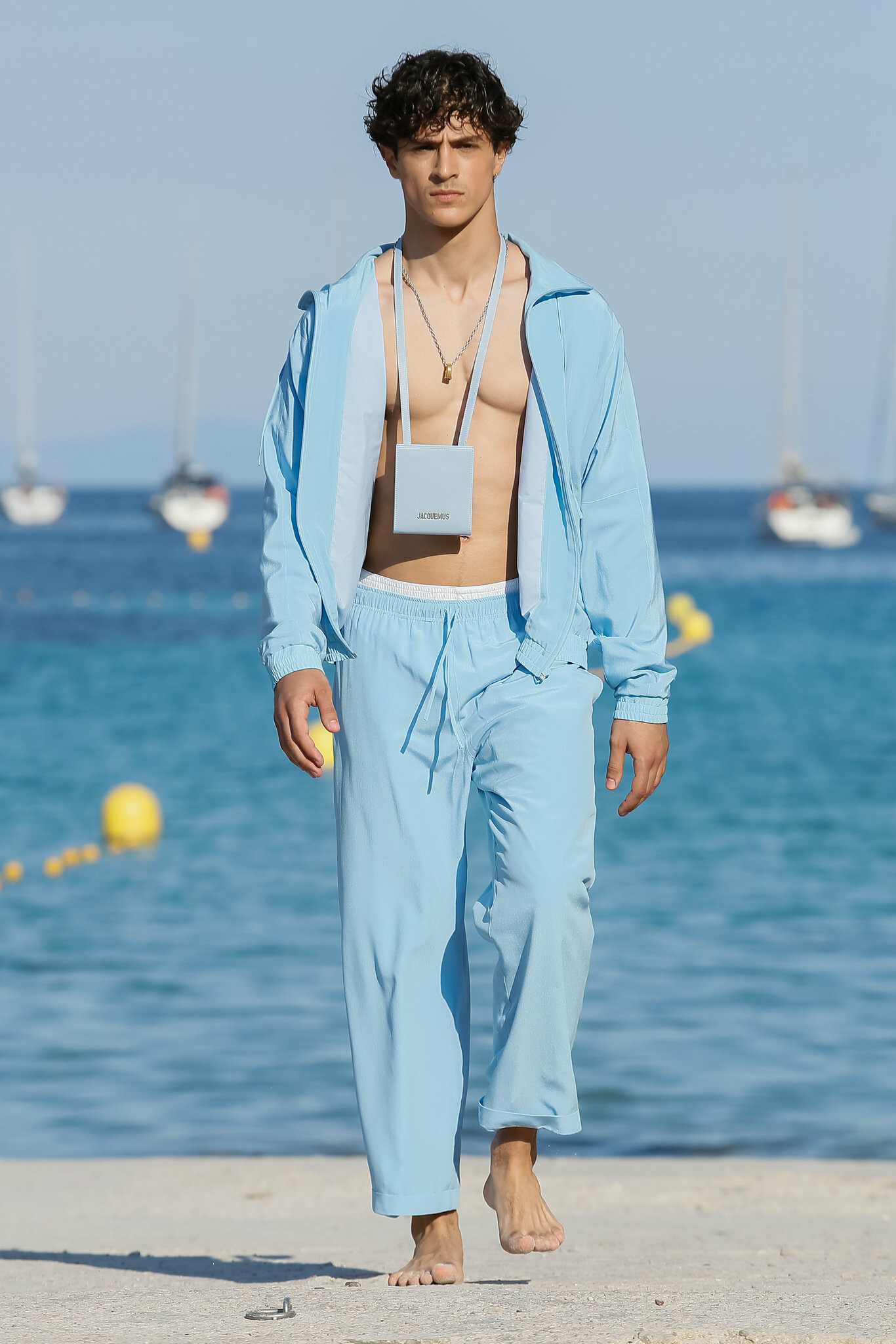 Jacquemus, Spring 2019 collection, The New York Times, Fashion trends, 1370x2050 HD Phone