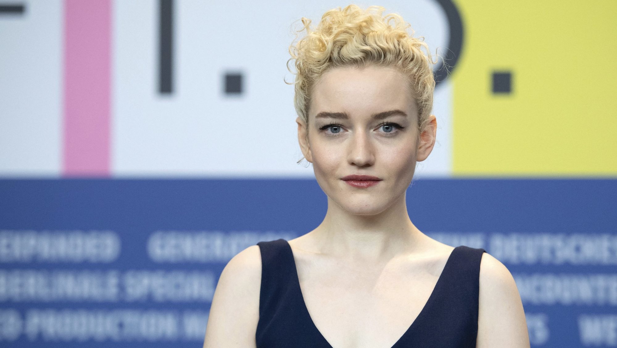 Julia Garner, Royal Hotel movie, Assistant director, Starring role, 2000x1130 HD Desktop