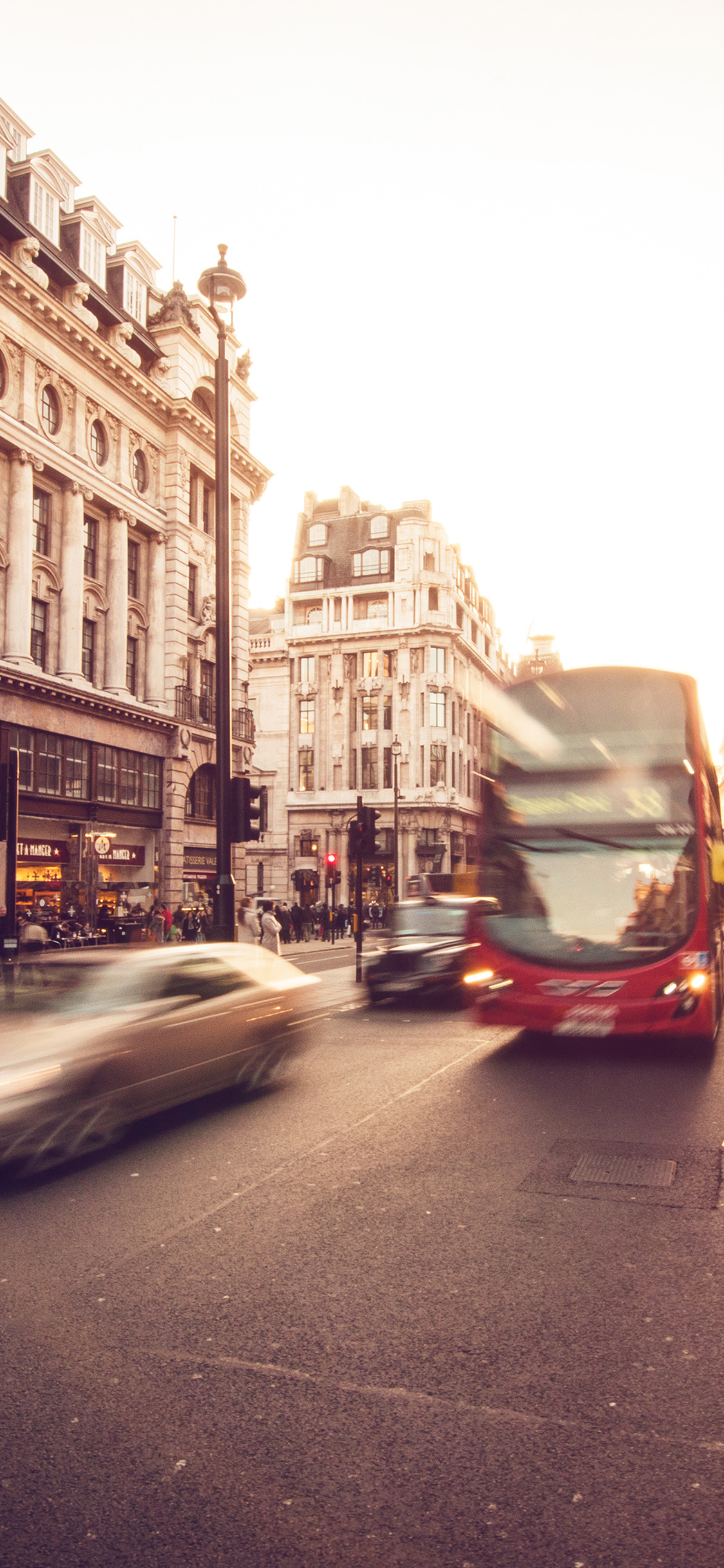 London street scene, Winter in London, City lights, Urban lifestyle, 1130x2440 HD Phone