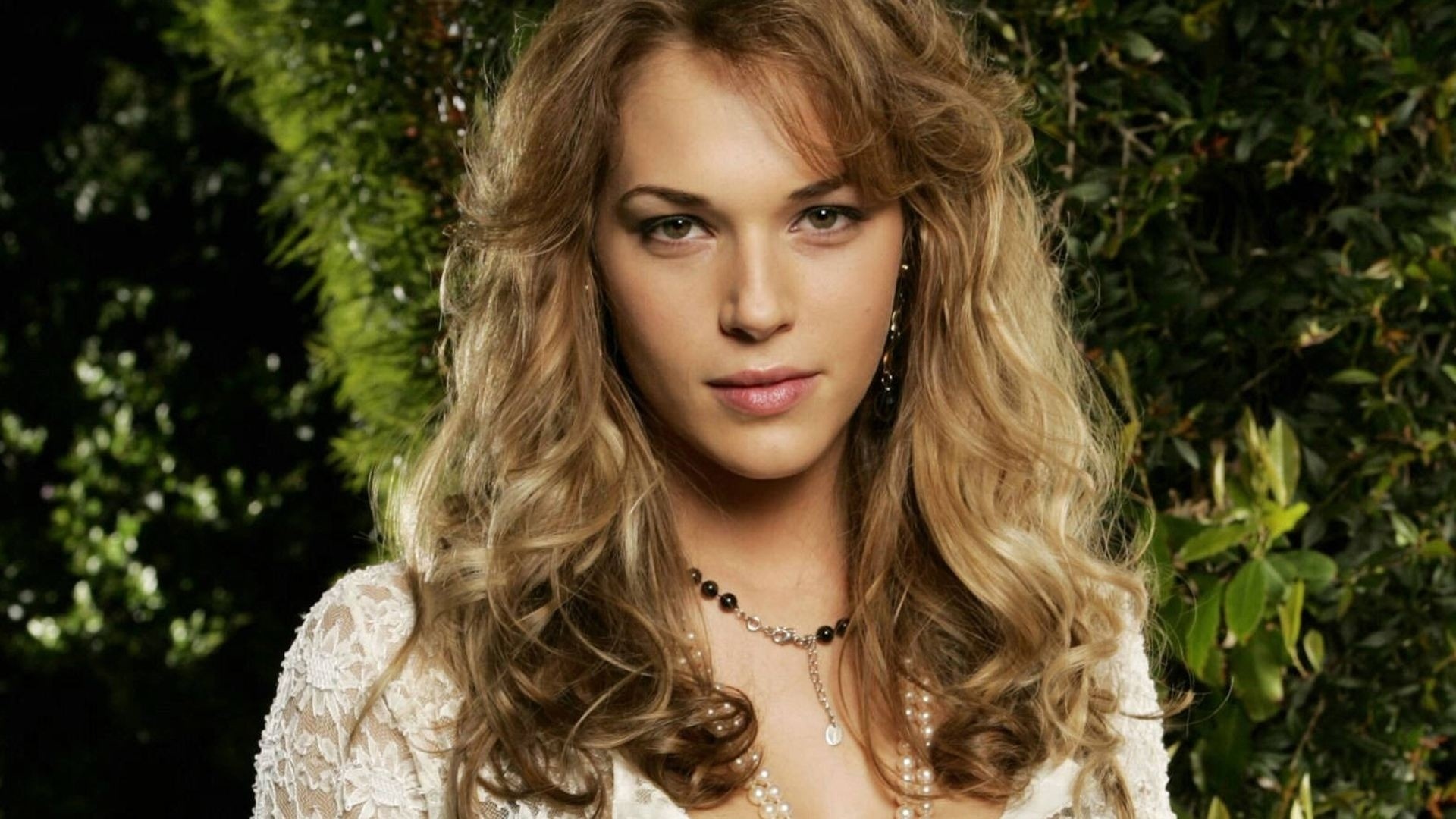 Amanda Righetti, Blond beauty, Locks, Captivating expression, 1920x1080 Full HD Desktop