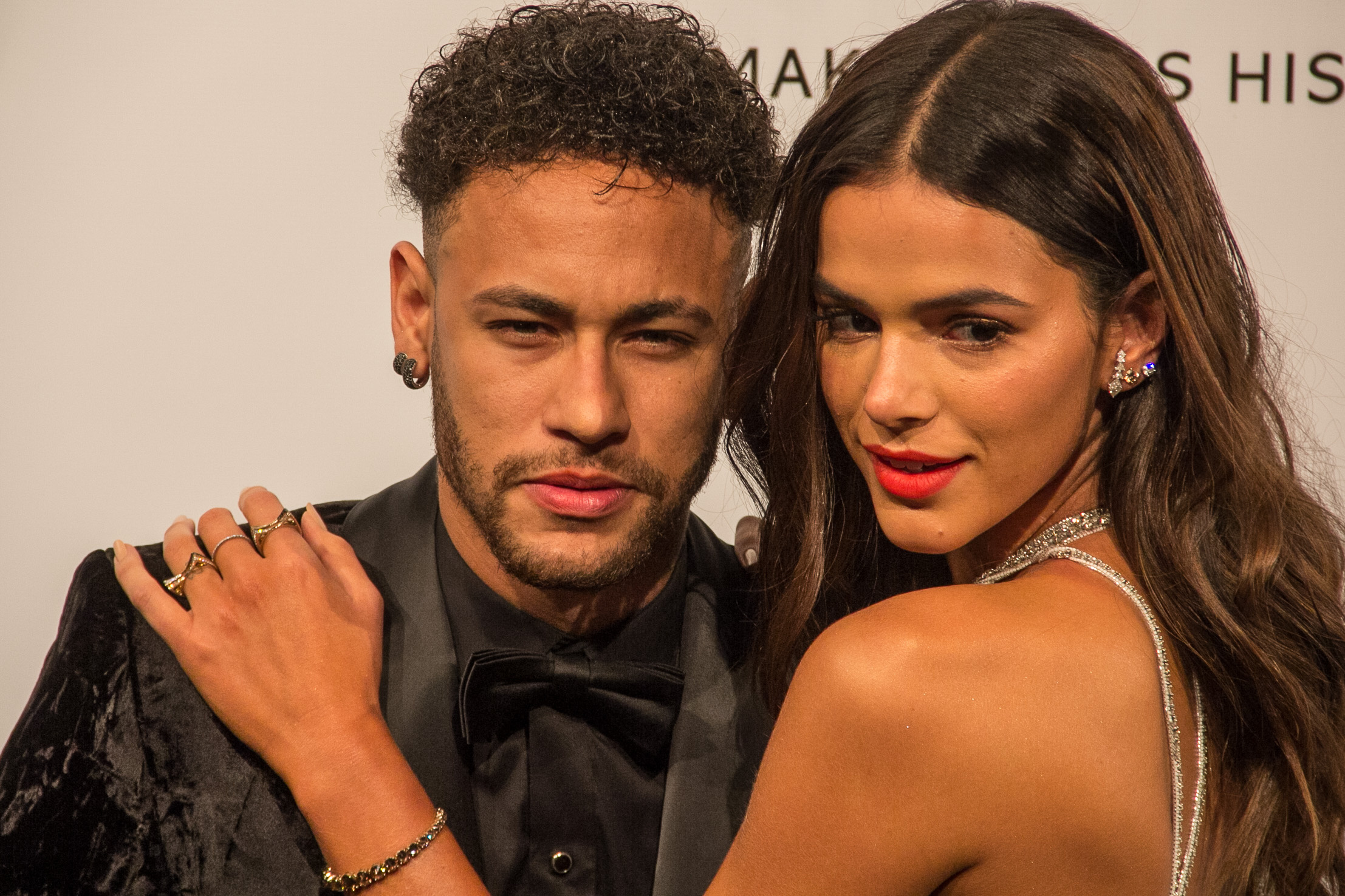 Bruna Marquezine, Neymar defends ex, 2220x1480 HD Desktop