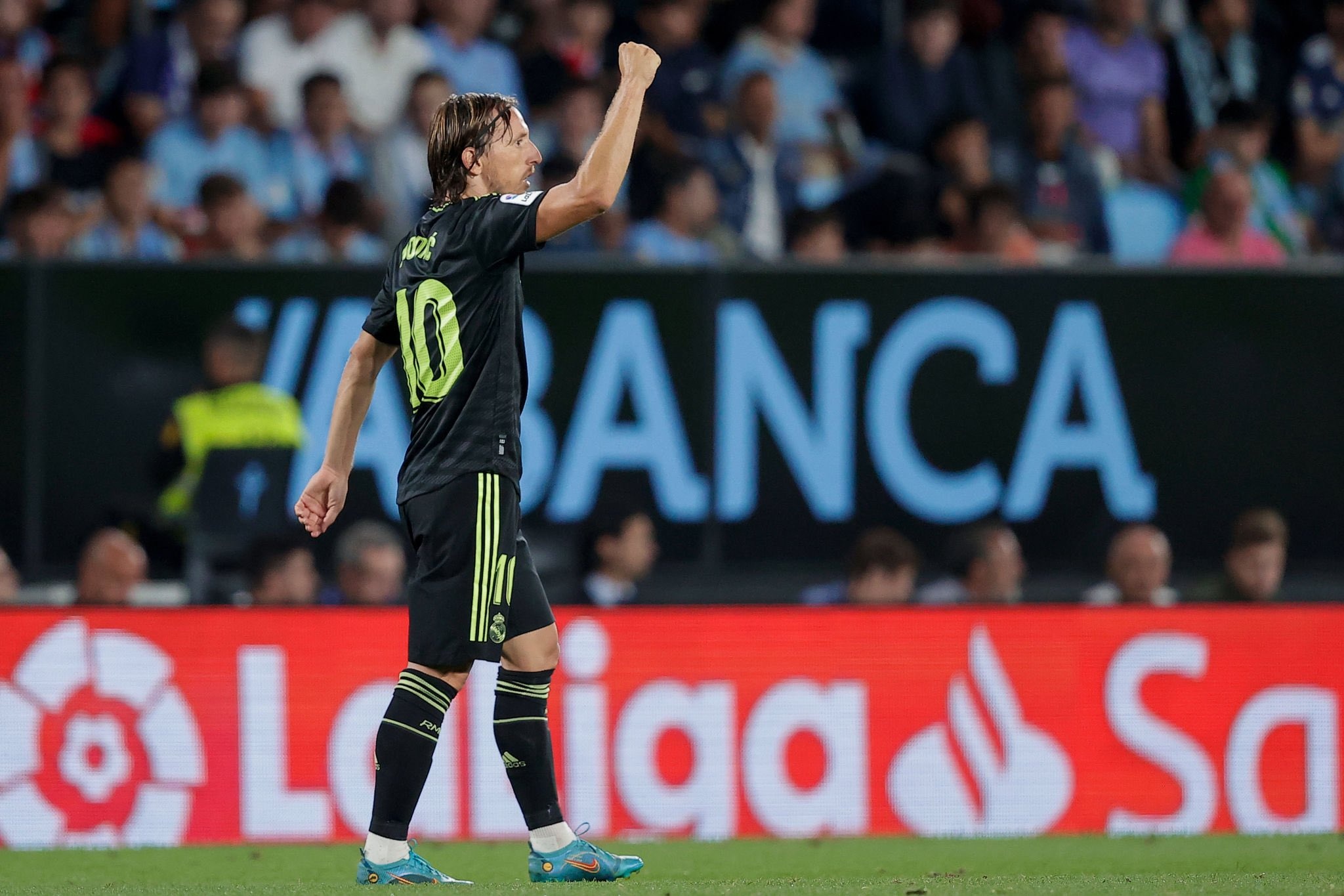 Luka Modric, Real Madrid away kit, LaLiga sideline billboard, HD Desktop wallpaper