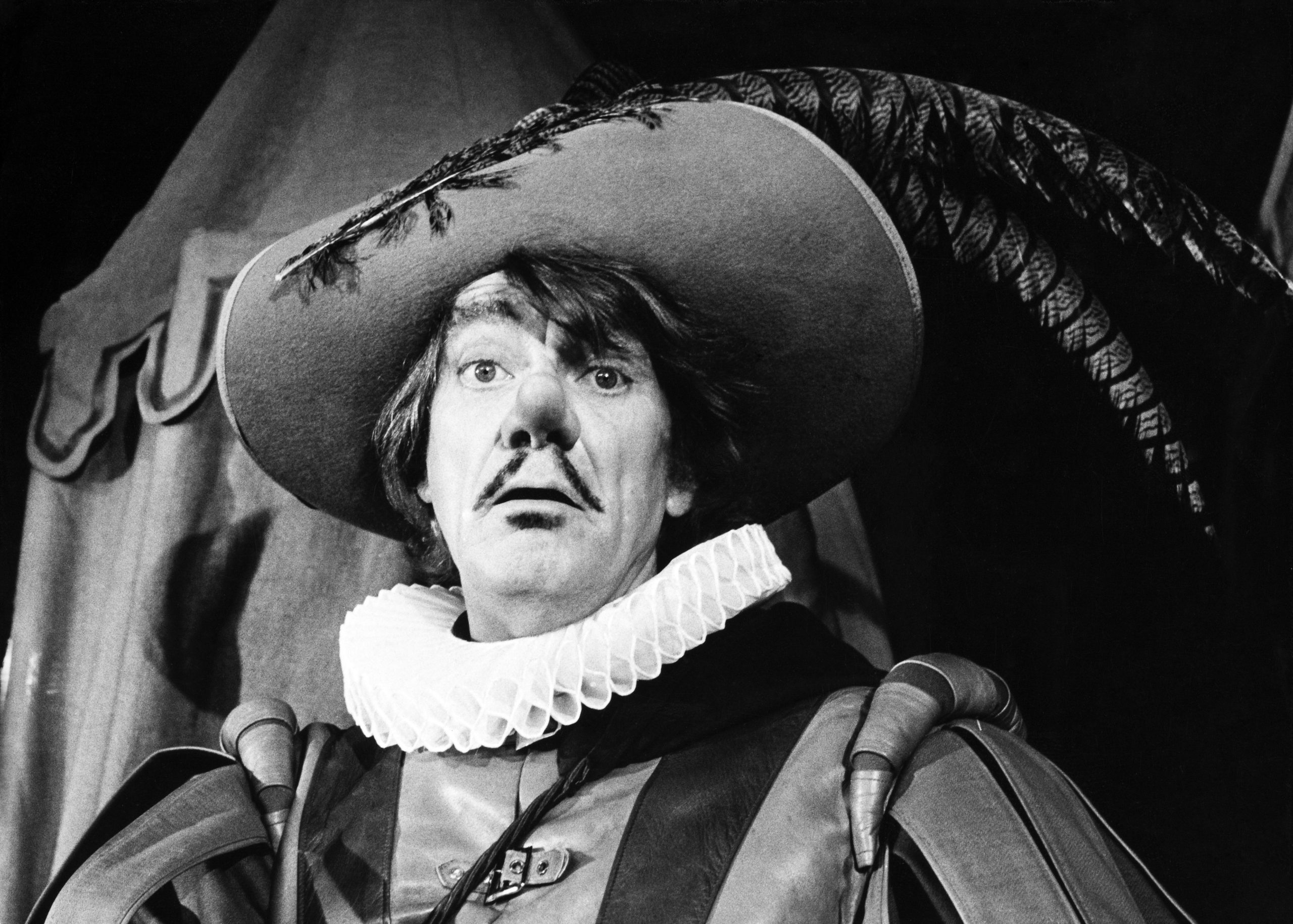 Cyrano de Bergerac, Q&A, Spin, 2560x1830 HD Desktop