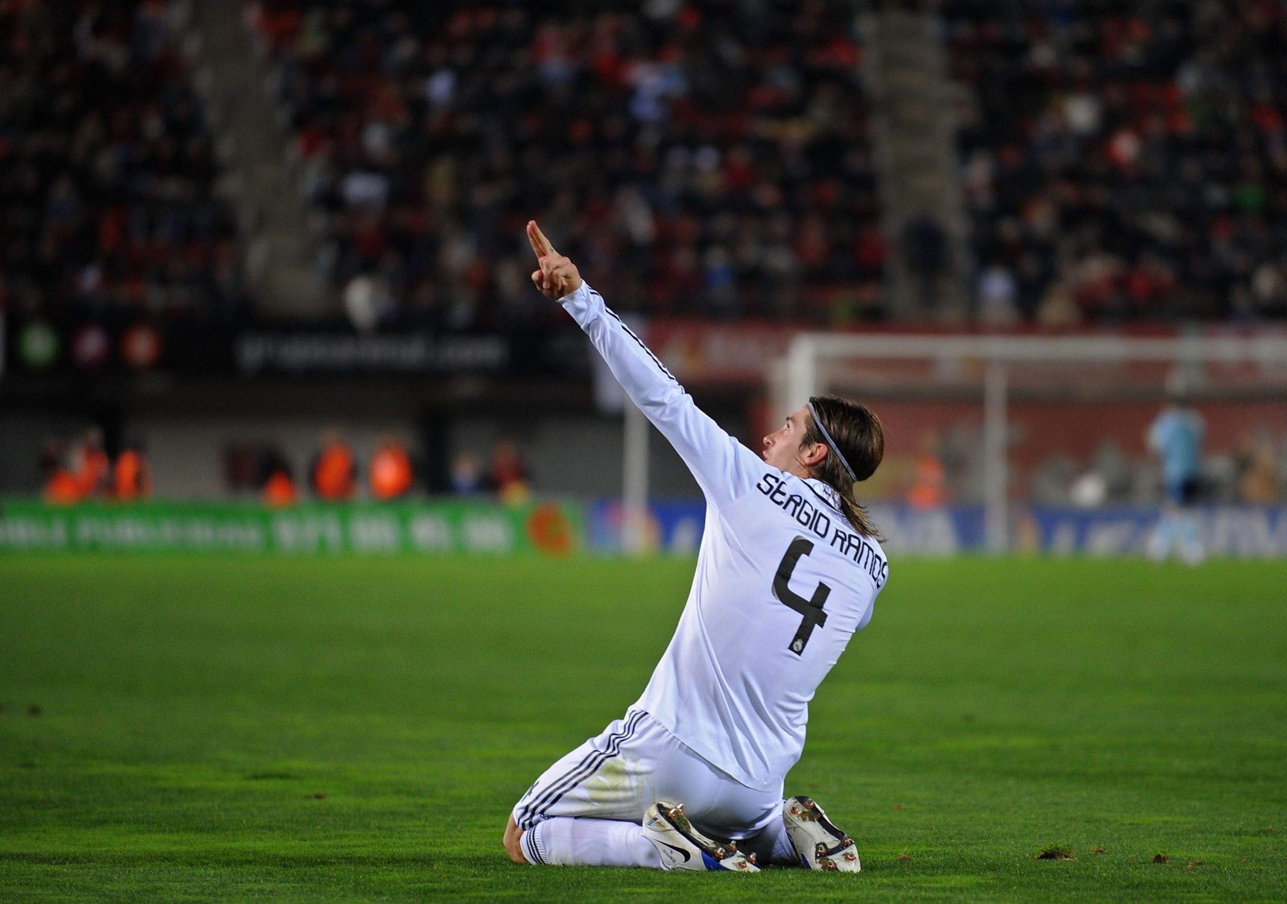 Sergio Ramos, SERGIO RAMOS 4, kneeling goal celebration, HD Desktop wallpaper