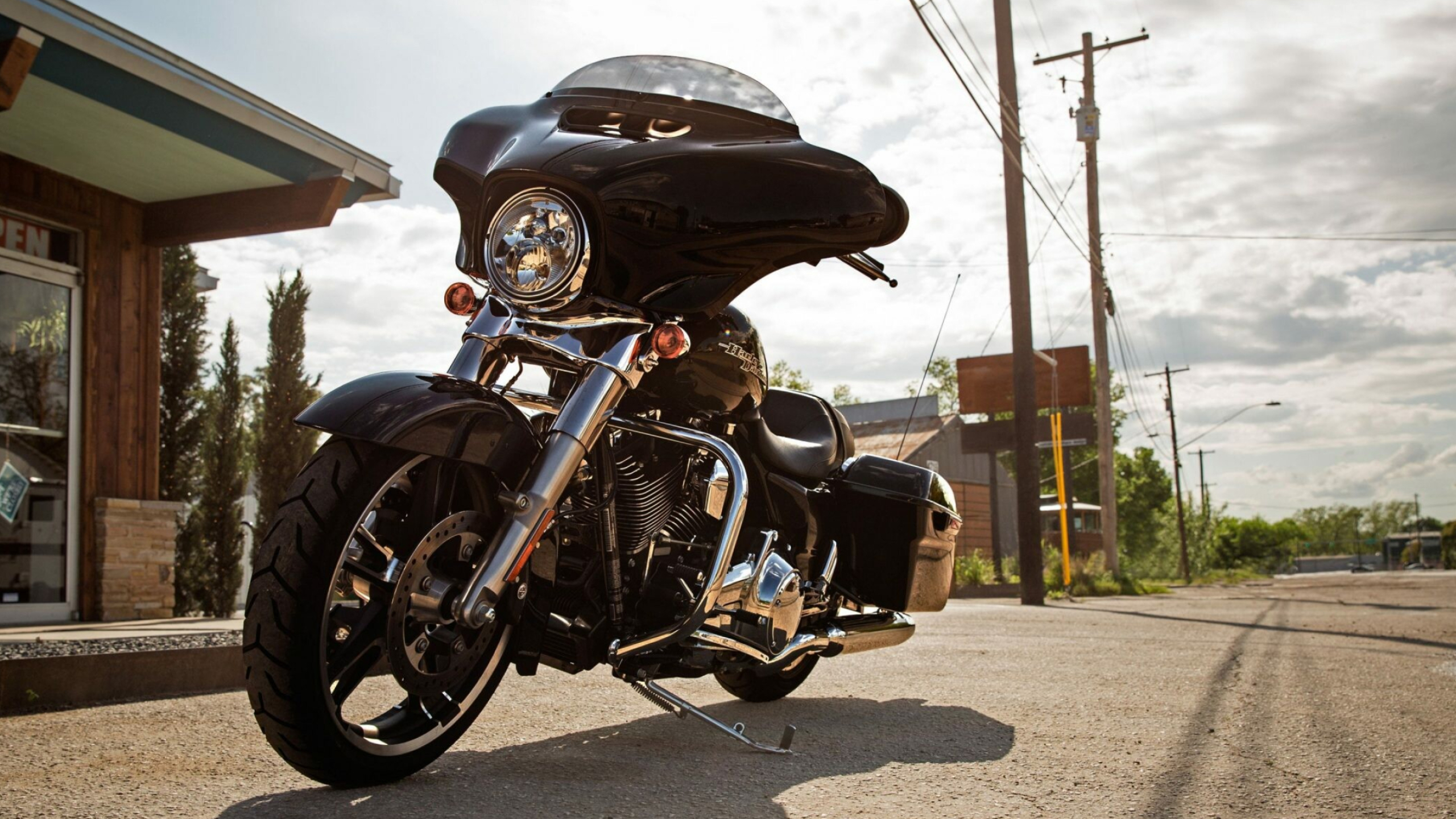 Harley-Davidson Street Glide, Classic cruiser, Highway king, Endless possibilities, 2560x1440 HD Desktop