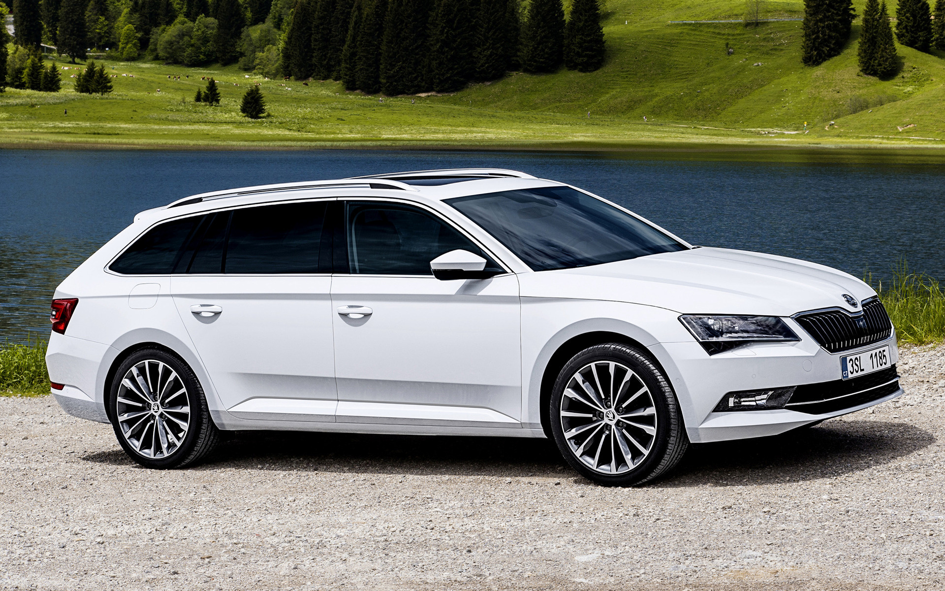 Skoda Superb Combi, Stylish family car, High-definition image, Outstanding performance, 1920x1200 HD Desktop