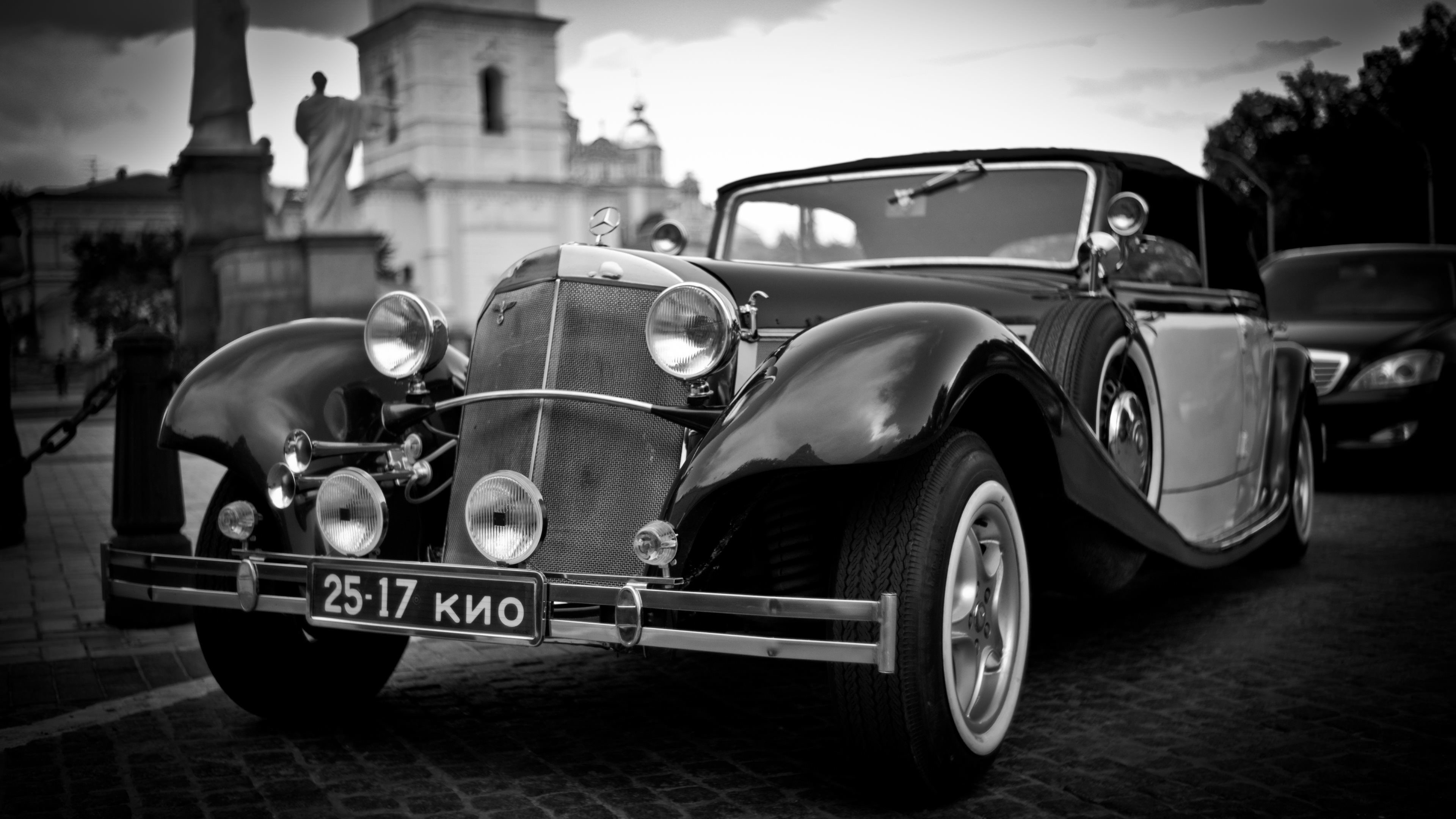 vintage Mercedes-Benz cabriolet, 25-17 ÐšÐ˜Ðž license plate, cobblestone town square, 4K Desktop wallpaper