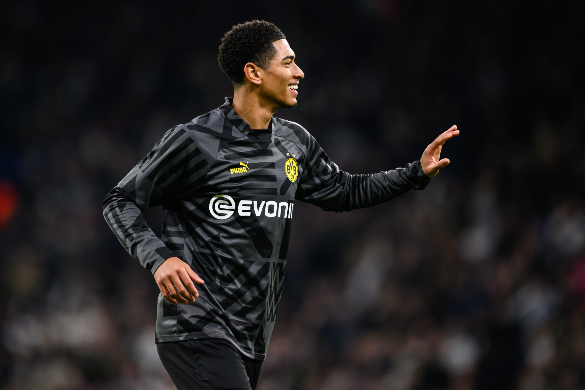Jude Bellingham, Borussia Dortmund training kit, Blurred stadium crowd, HD Desktop wallpaper