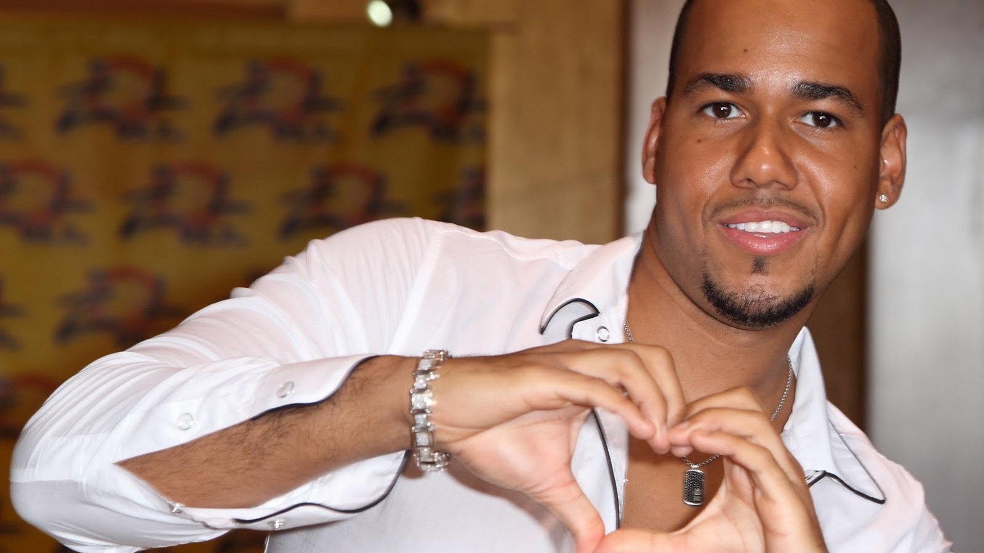 Romeo Santos, Stylish wallpaper, Captivating smile, Muscular physique, 1920x1080 Full HD Desktop