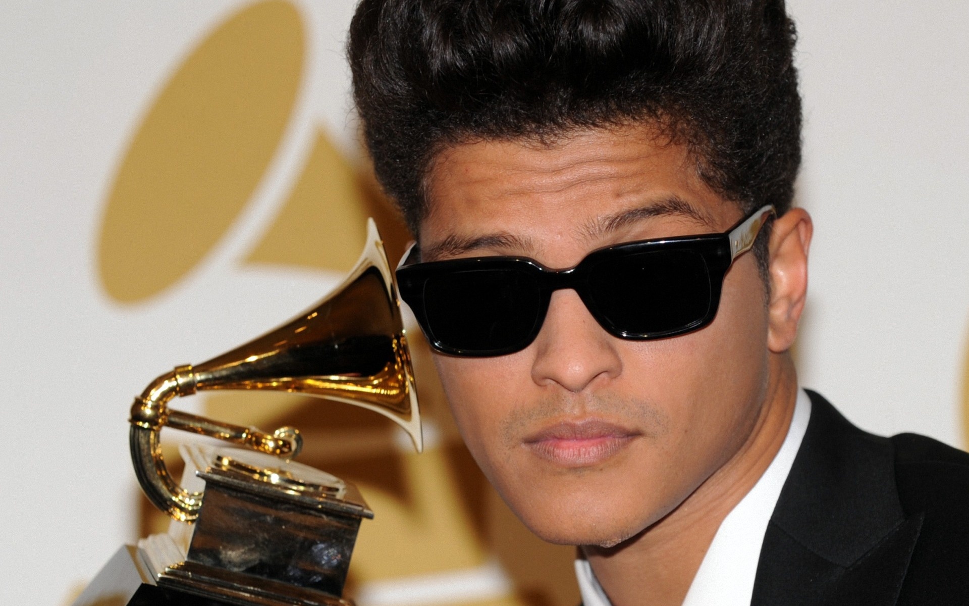 Bruno Mars HD wallpaper, Simple and stylish, 1920x1200 HD Desktop