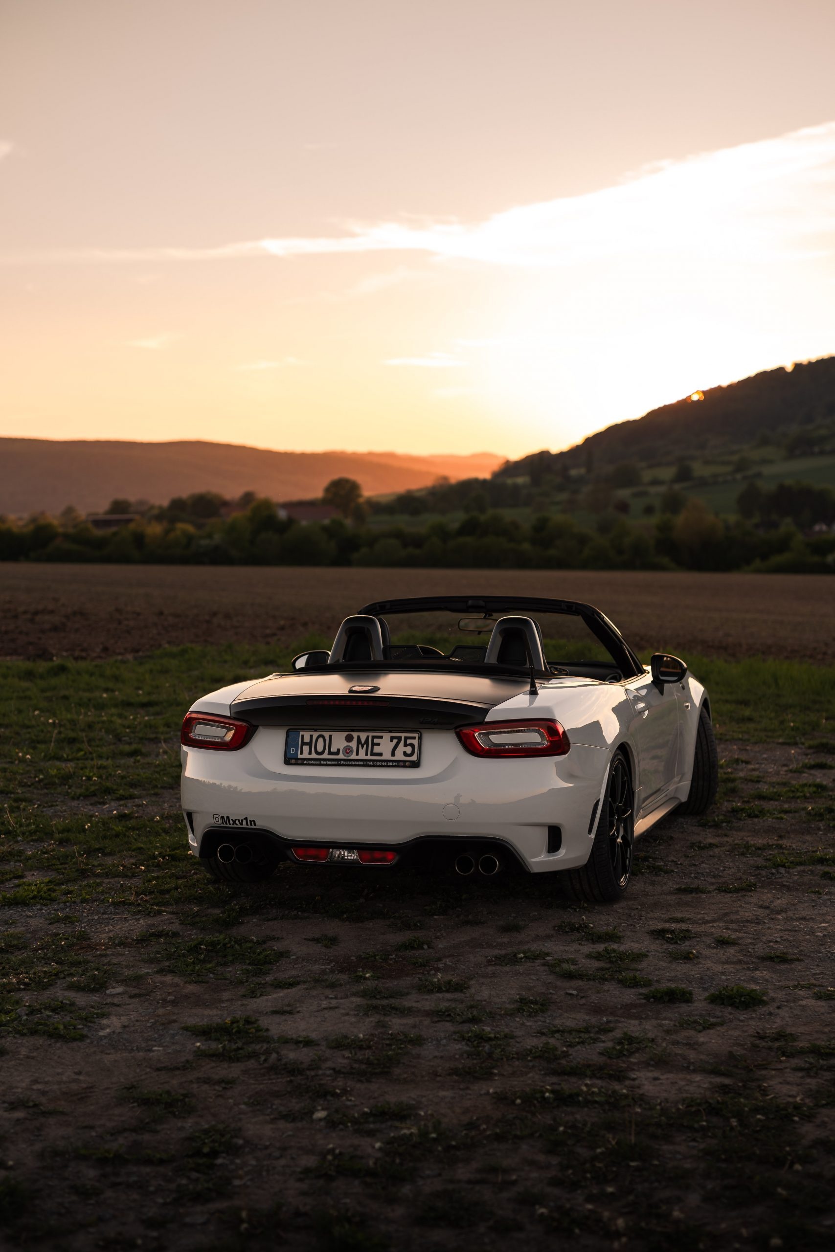 Fiat 124 Spider, Abarth 124 Spider, Una storia d'amore, 1710x2560 HD Phone