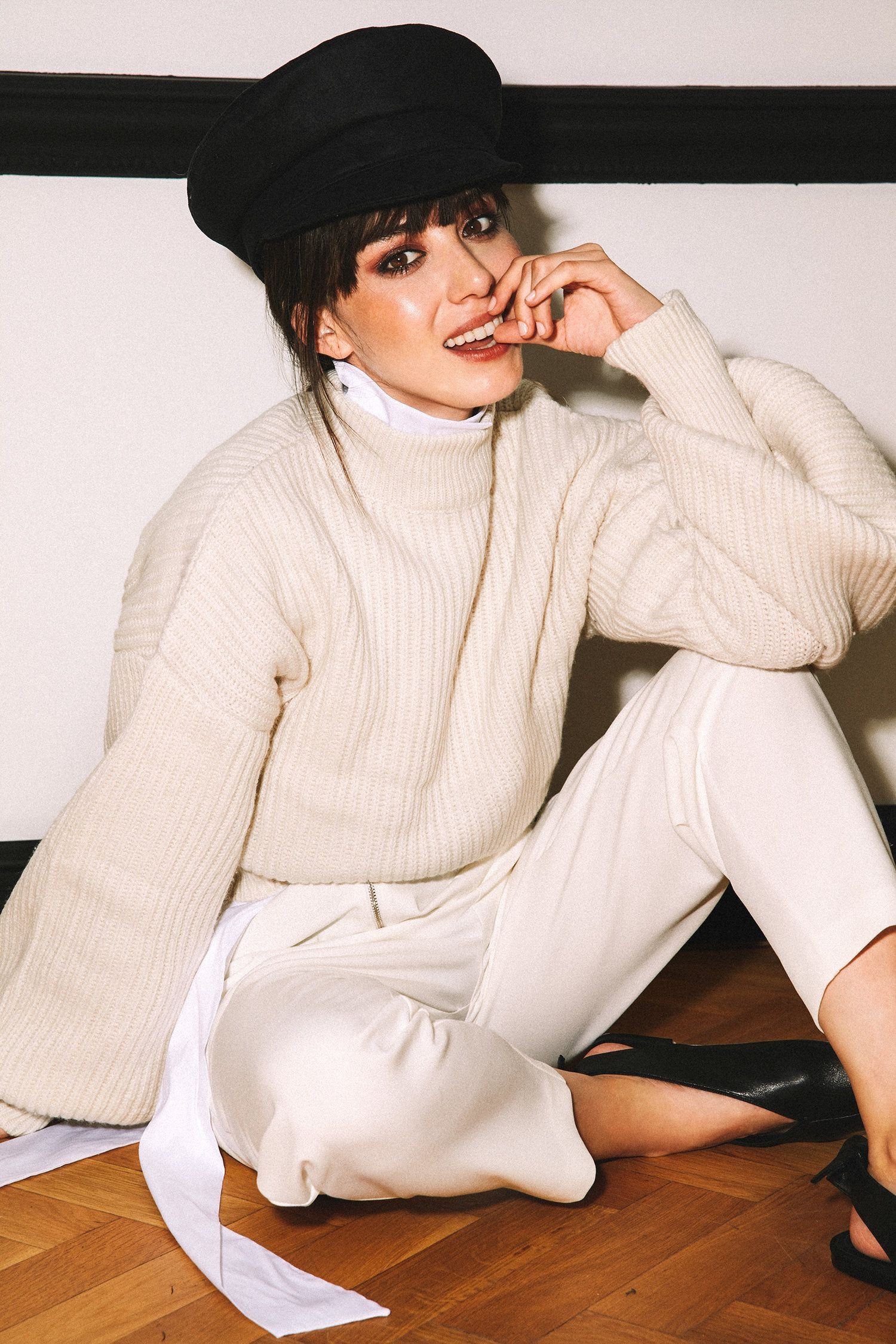 Ozge Gurel, Turkish actress, Natural beauty, Talented performer, 1500x2250 HD Phone