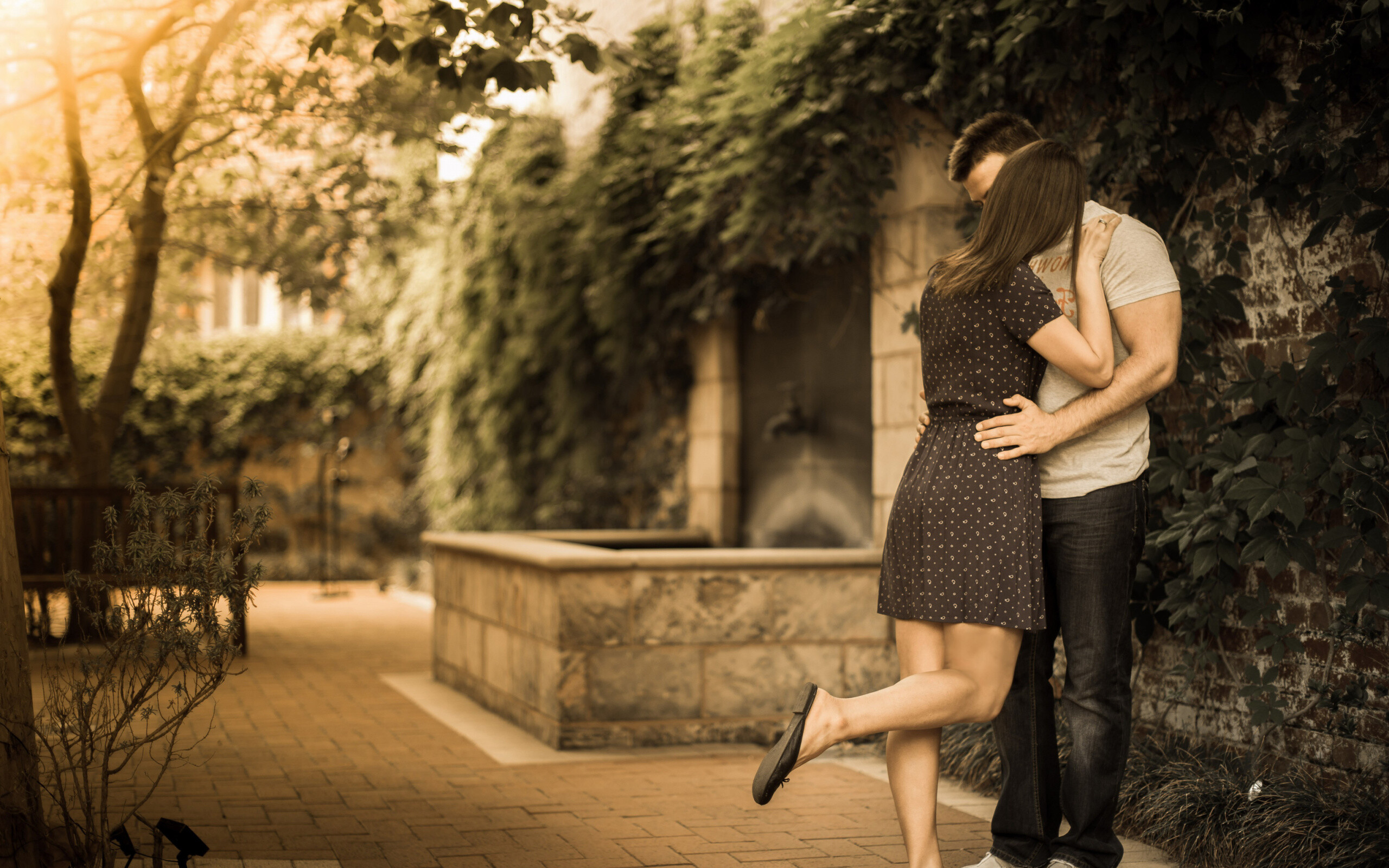 Couple kiss wallpaper, Romantic android theme, 2560x1600 HD Desktop