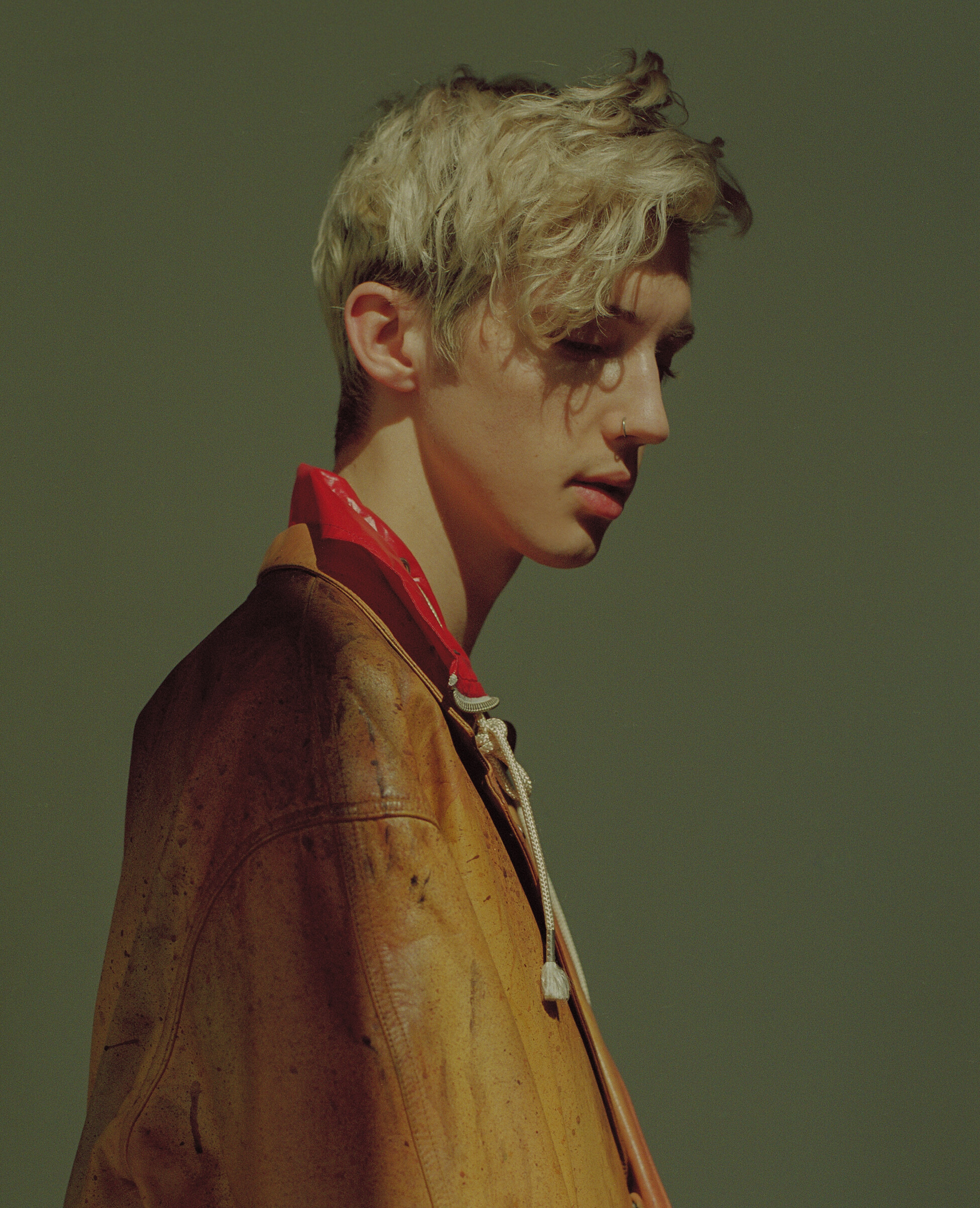 Troye Sivan, Striking photoshoot, Artistic poses, Captivating gaze, 1960x2410 HD Phone