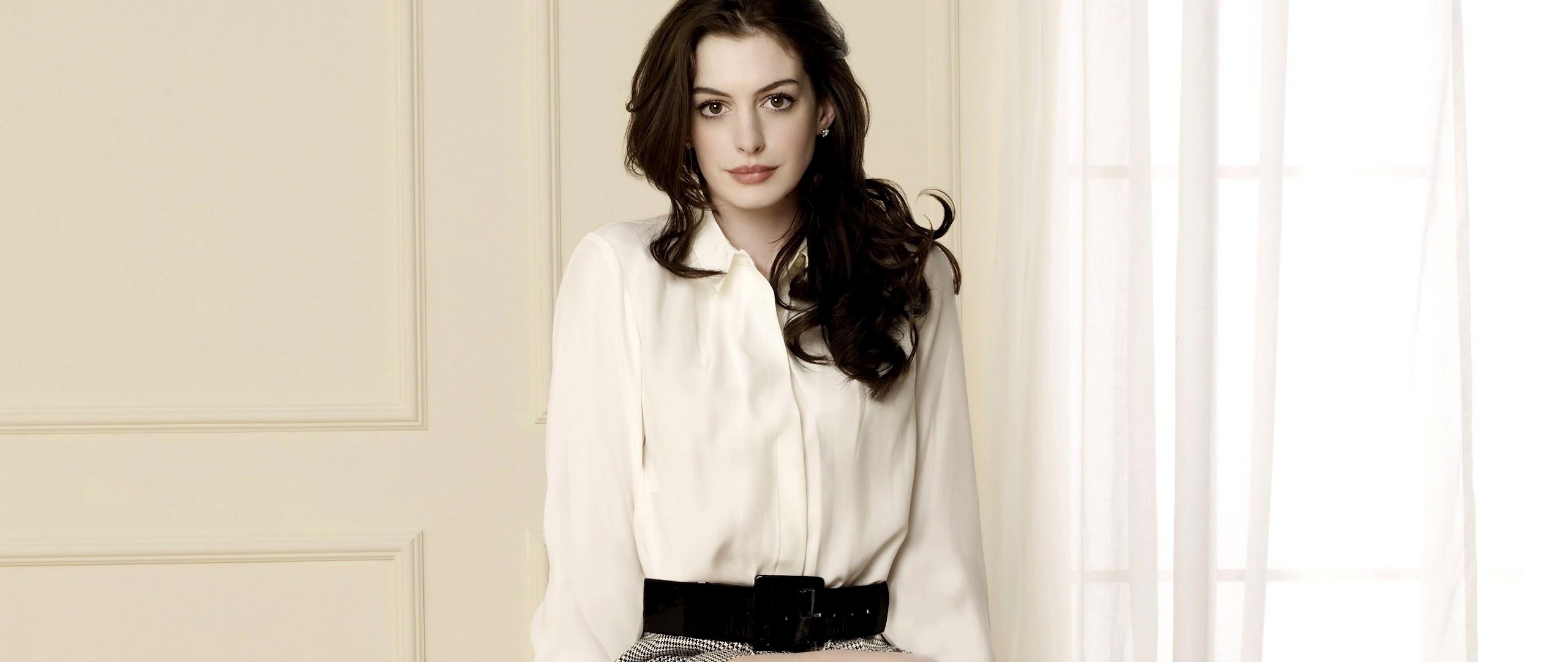 Anne Hathaway, Brunette girl, 4K wallpaper, 2560x1080 Dual Screen Desktop