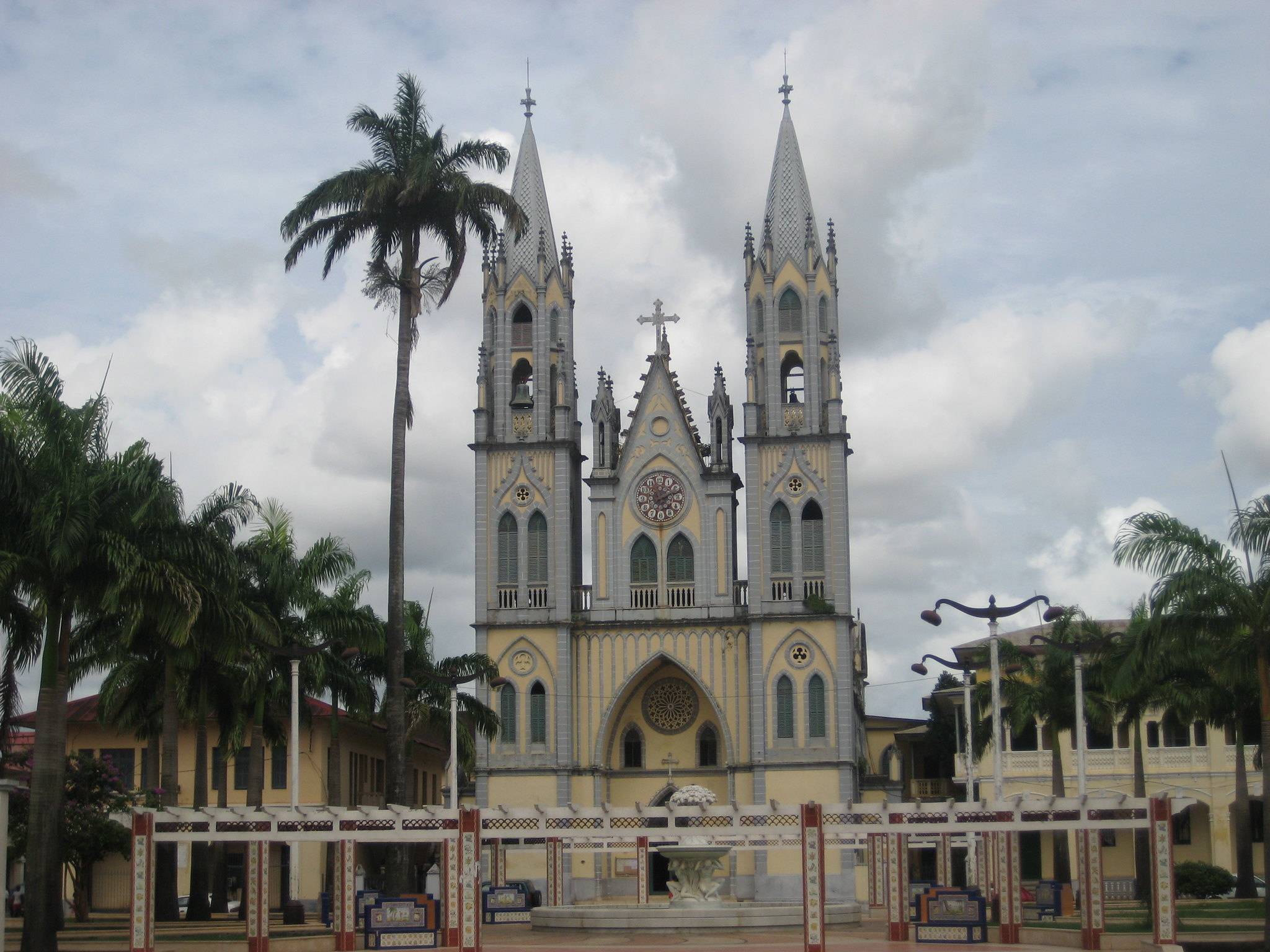 Malabo, Equatorial Guinea, Car sales data, 2050x1540 HD Desktop