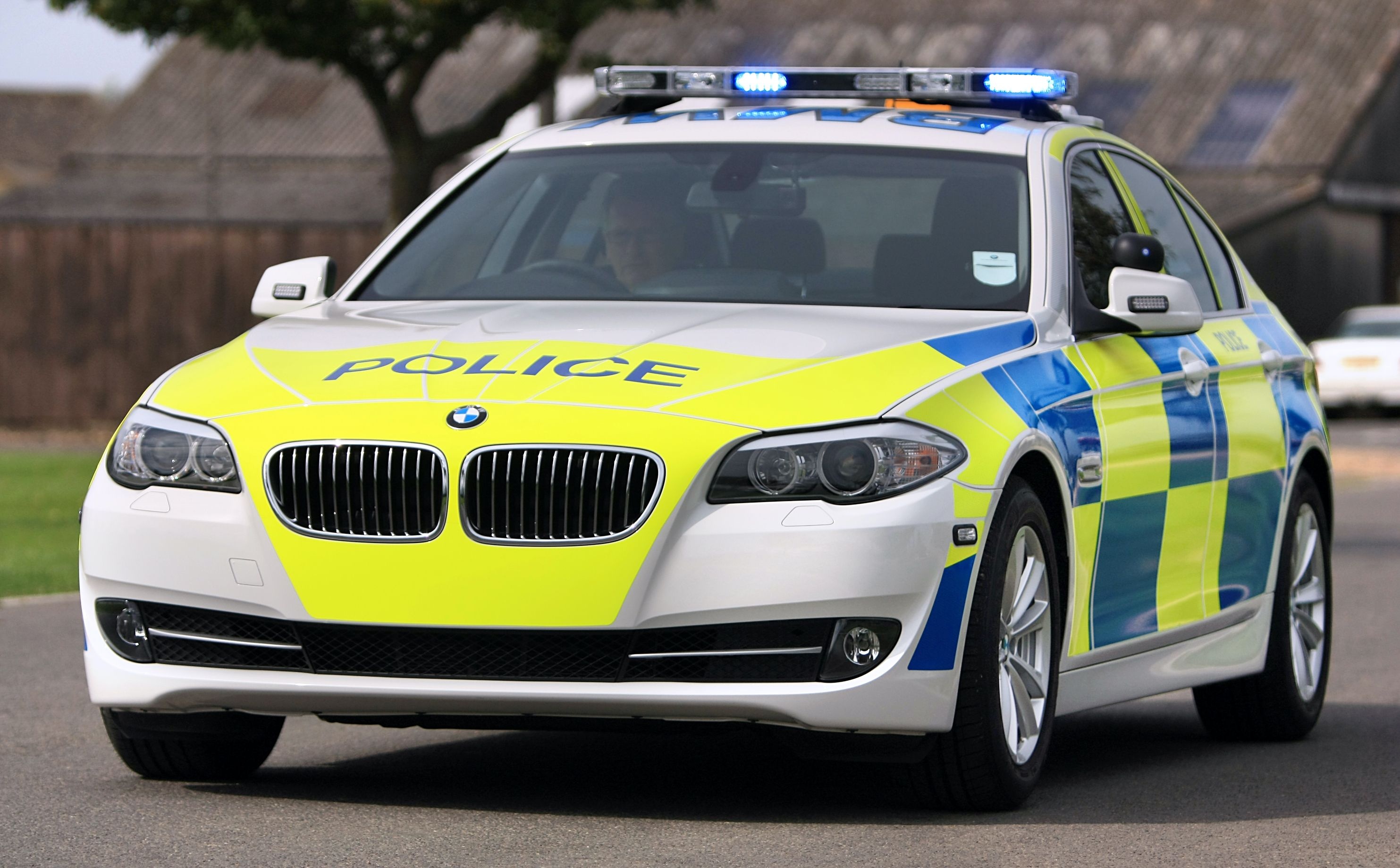 BMW 5 Series F10 police car, Battenburg livery markings, Emergency roof lightbar, HD Desktop wallpaper