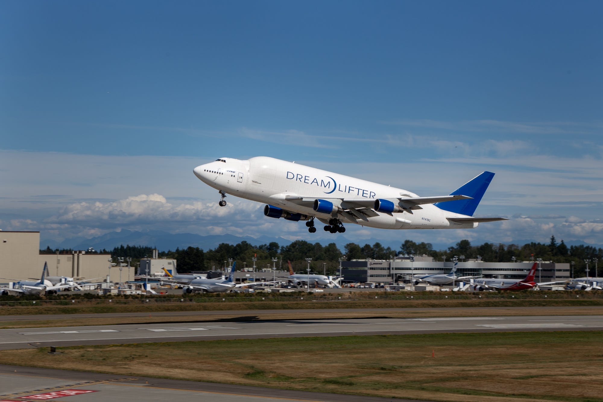 Boeing Dreamlifter, Medical supply transport, Emergency aid, Humanitarian relief, 2000x1340 HD Desktop