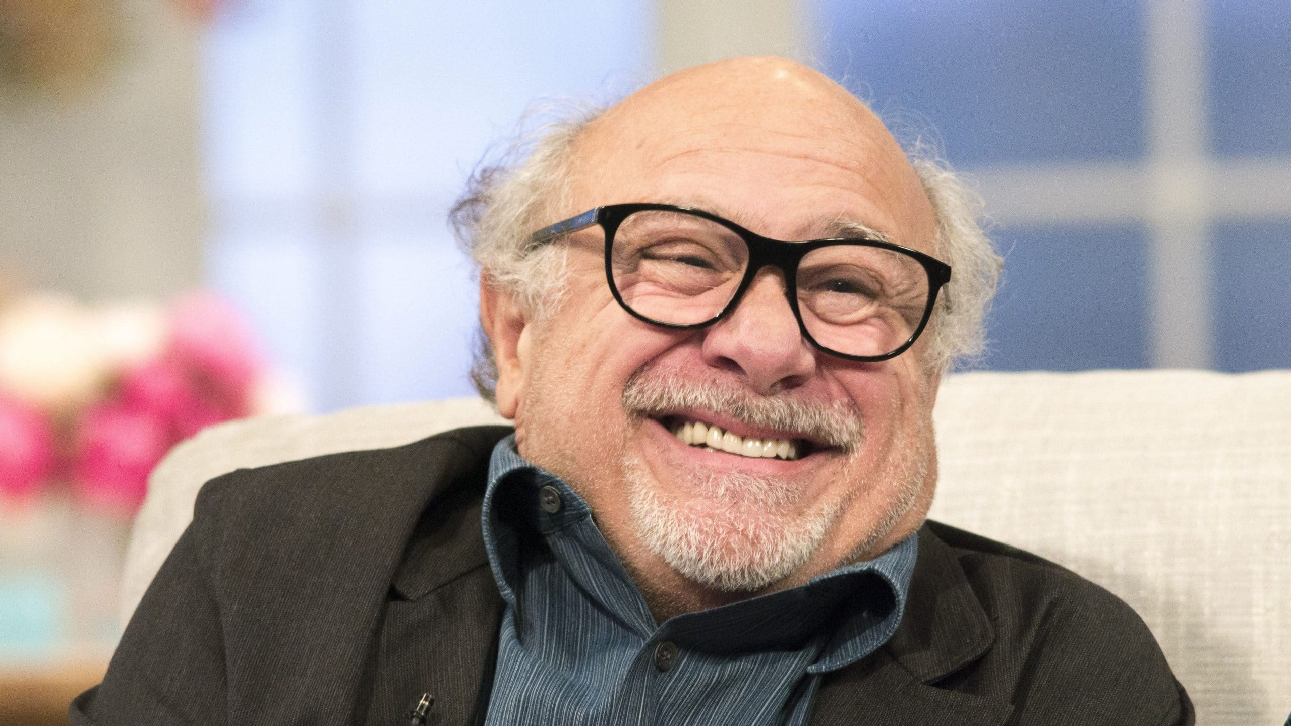 Danny DeVito, Captivating images, Free downloads, Cinematic moments, 2560x1440 HD Desktop