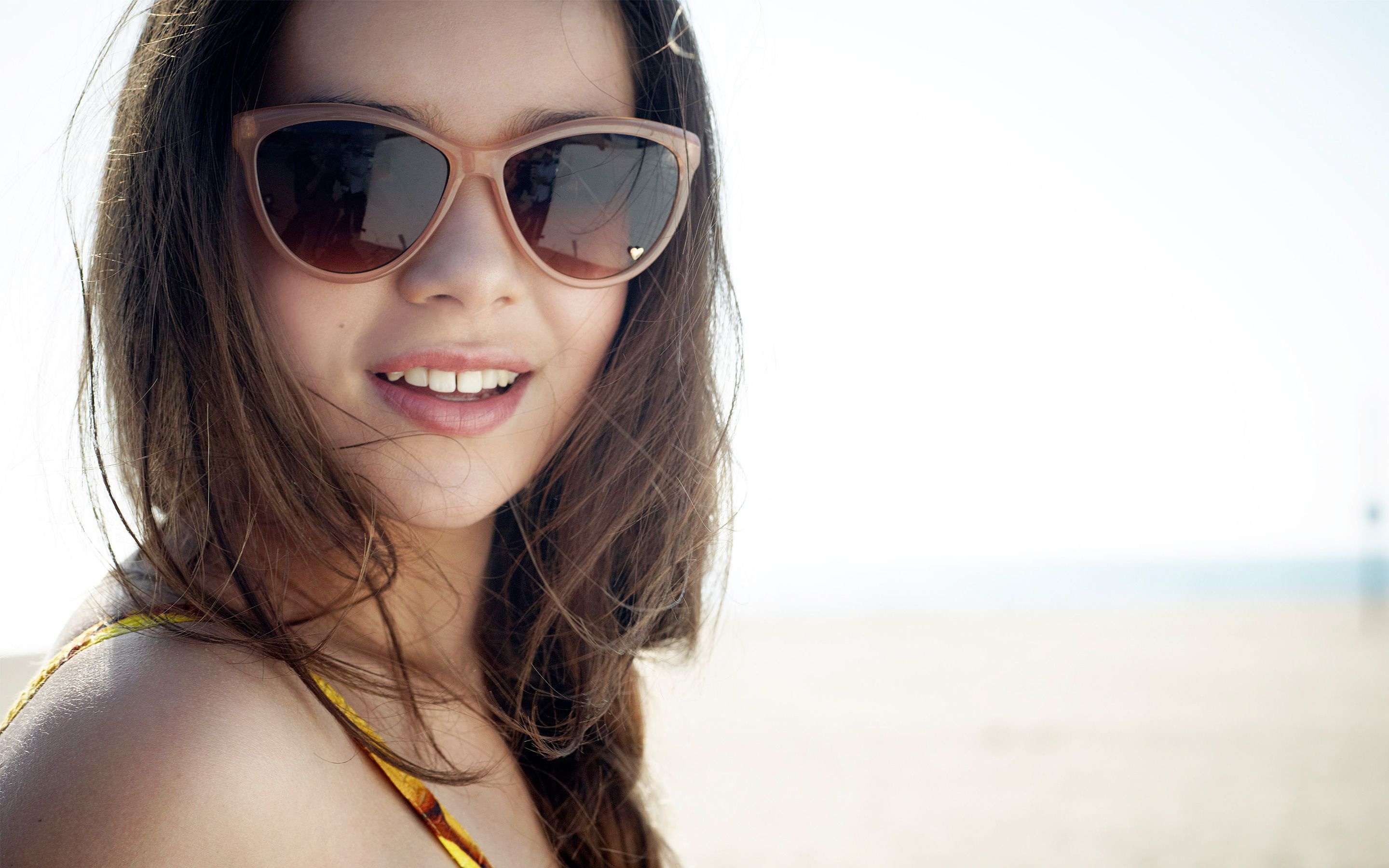 Hailee Steinfeld sunglasses, Wallpaper, Hailee Steinfeld, Movie wardrobe, 2880x1800 HD Desktop