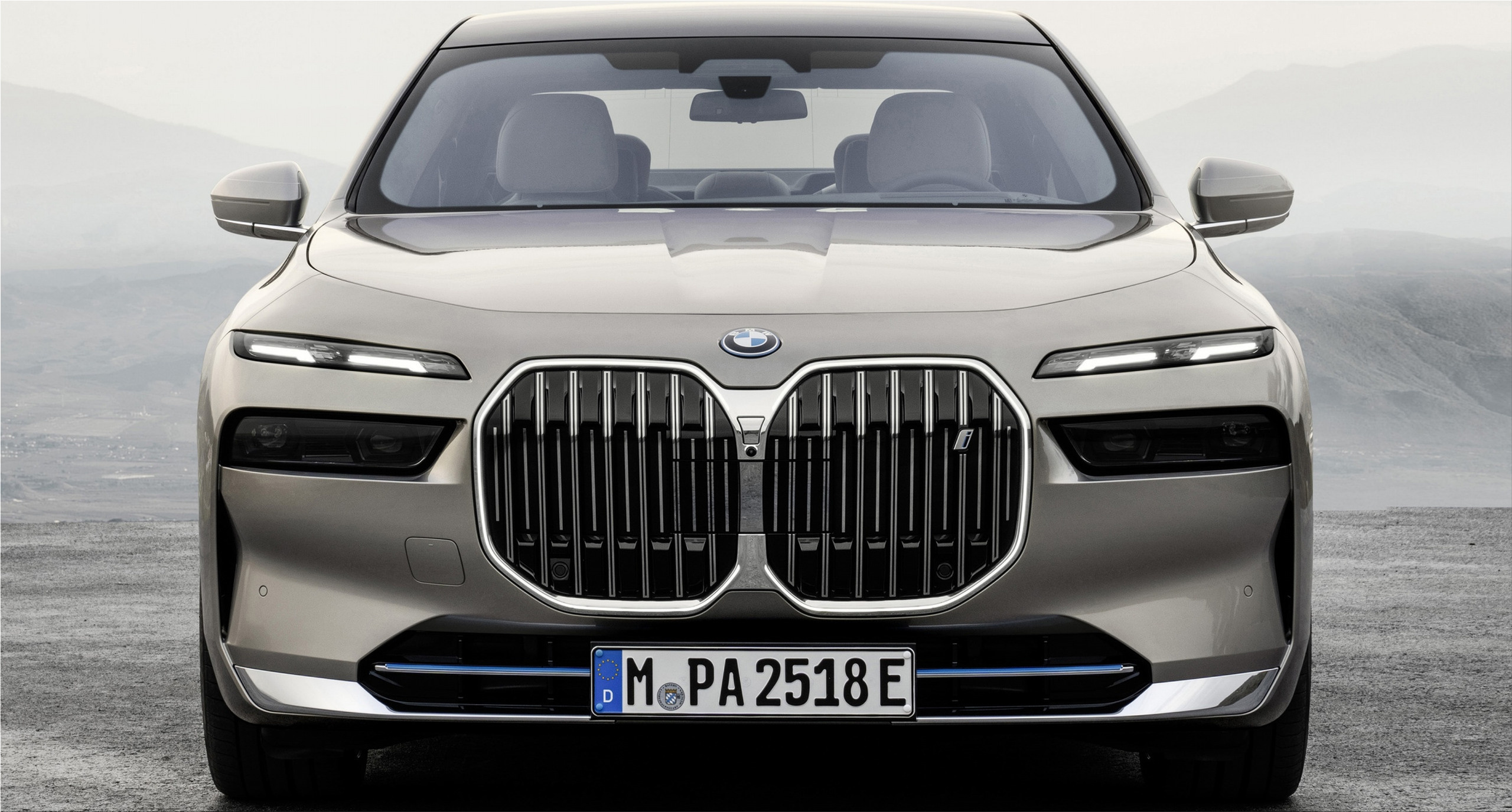 BMW i7, Luxury Car, Electric Driving, Ultimate Pleasure, Symbol of Innovation, 2560x1380 HD Desktop