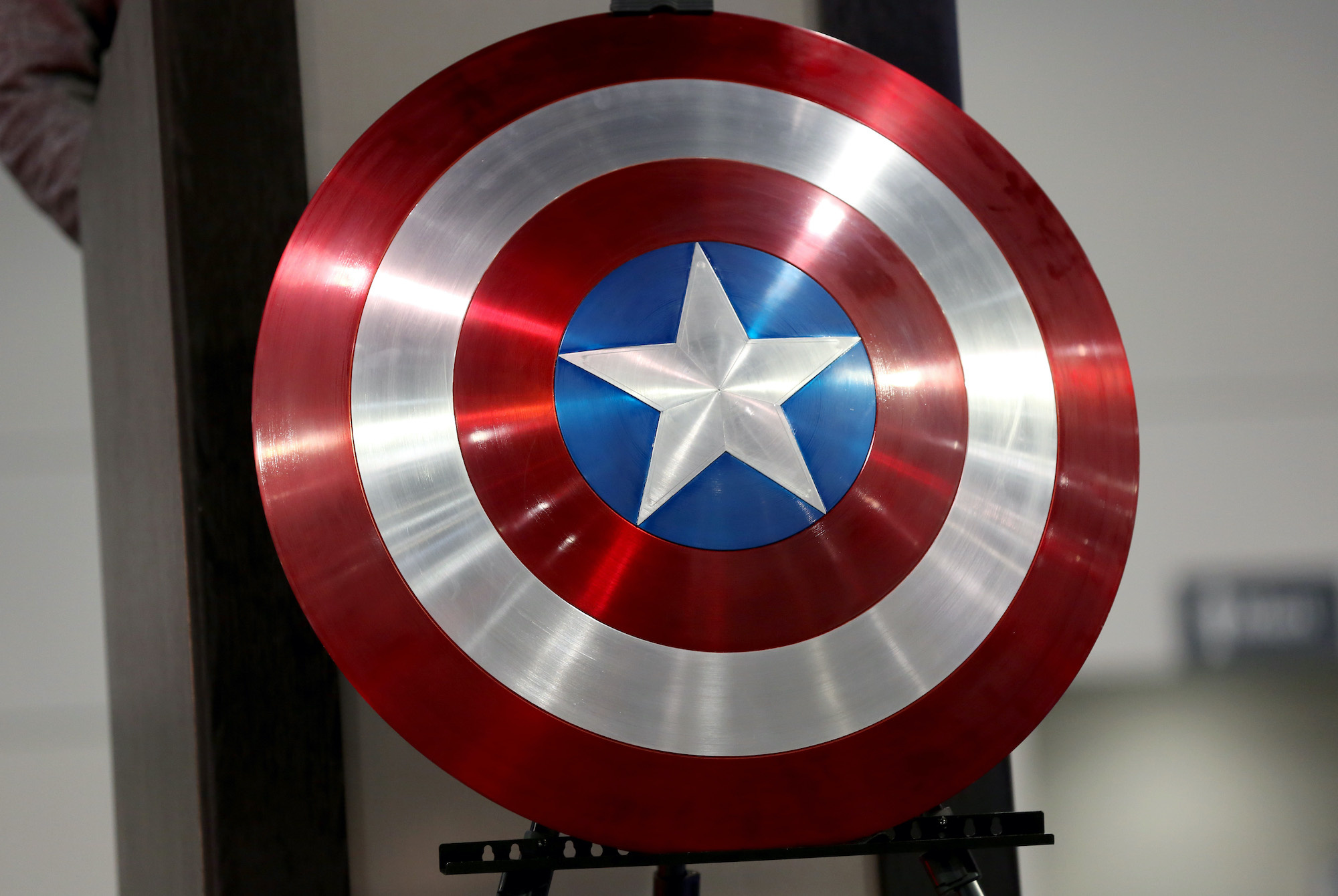 Captain America's shield, brushed metal star, display easel, HD Desktop wallpaper
