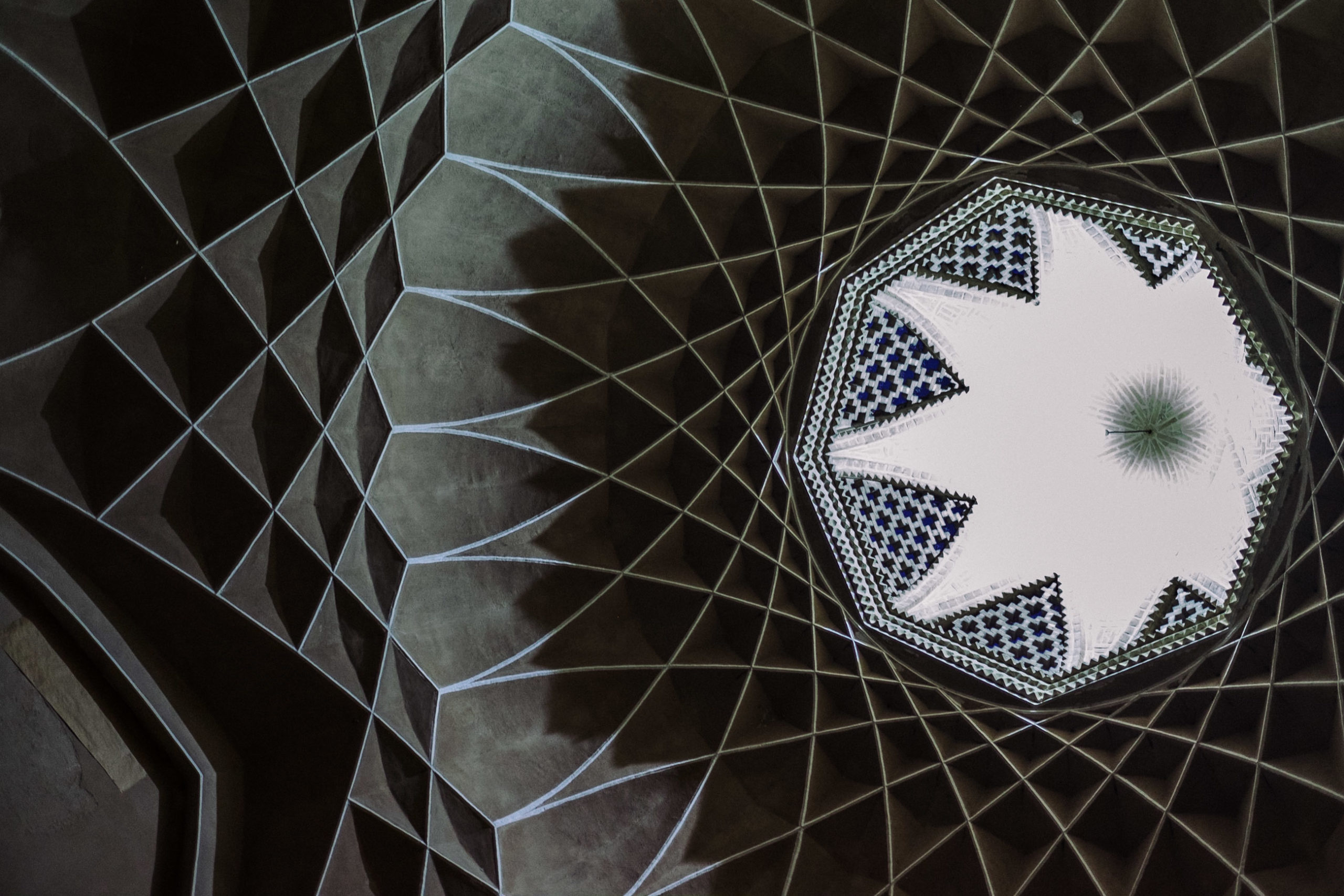 Persian muqarnas ceiling, octagonal tiled skylight, Karbandi geometric dome, HD Desktop wallpaper