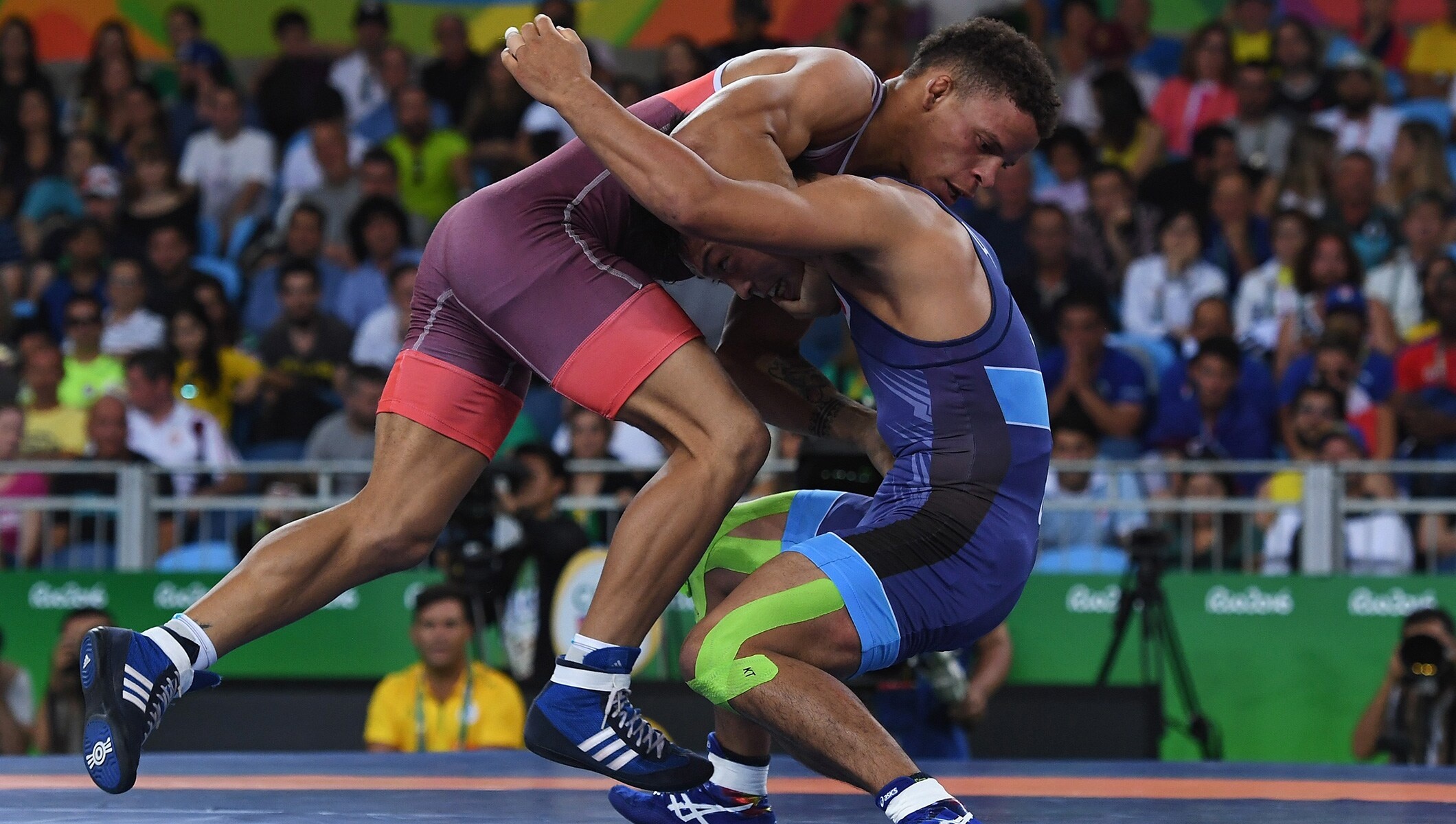 Shinobu Ota vs Ismael Borrero Molina, Greco-Roman Wrestling Wallpaper, 2120x1200 HD Desktop