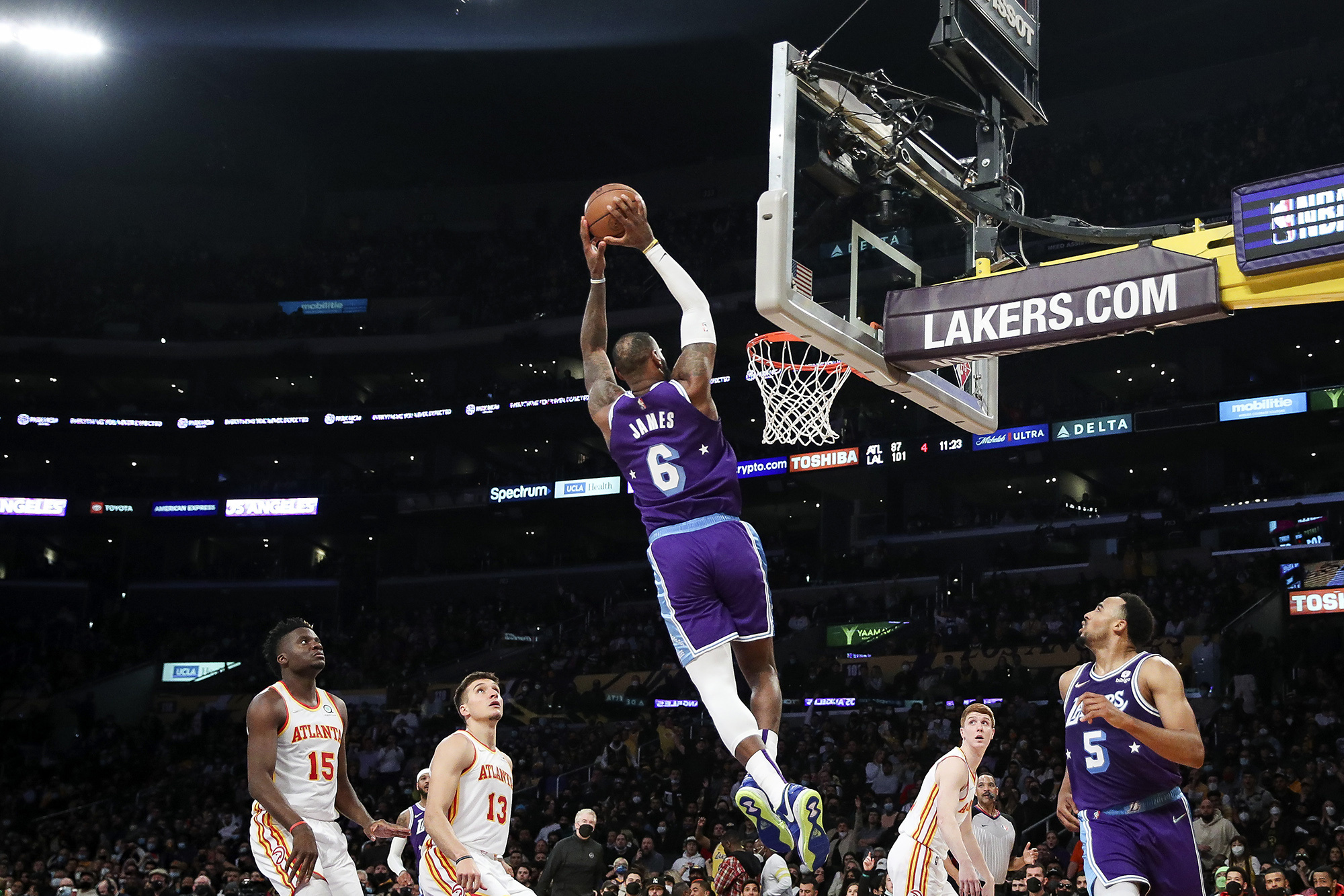 LeBron James dunk, Los Angeles Lakers, Atlanta Hawks, HD Desktop wallpaper