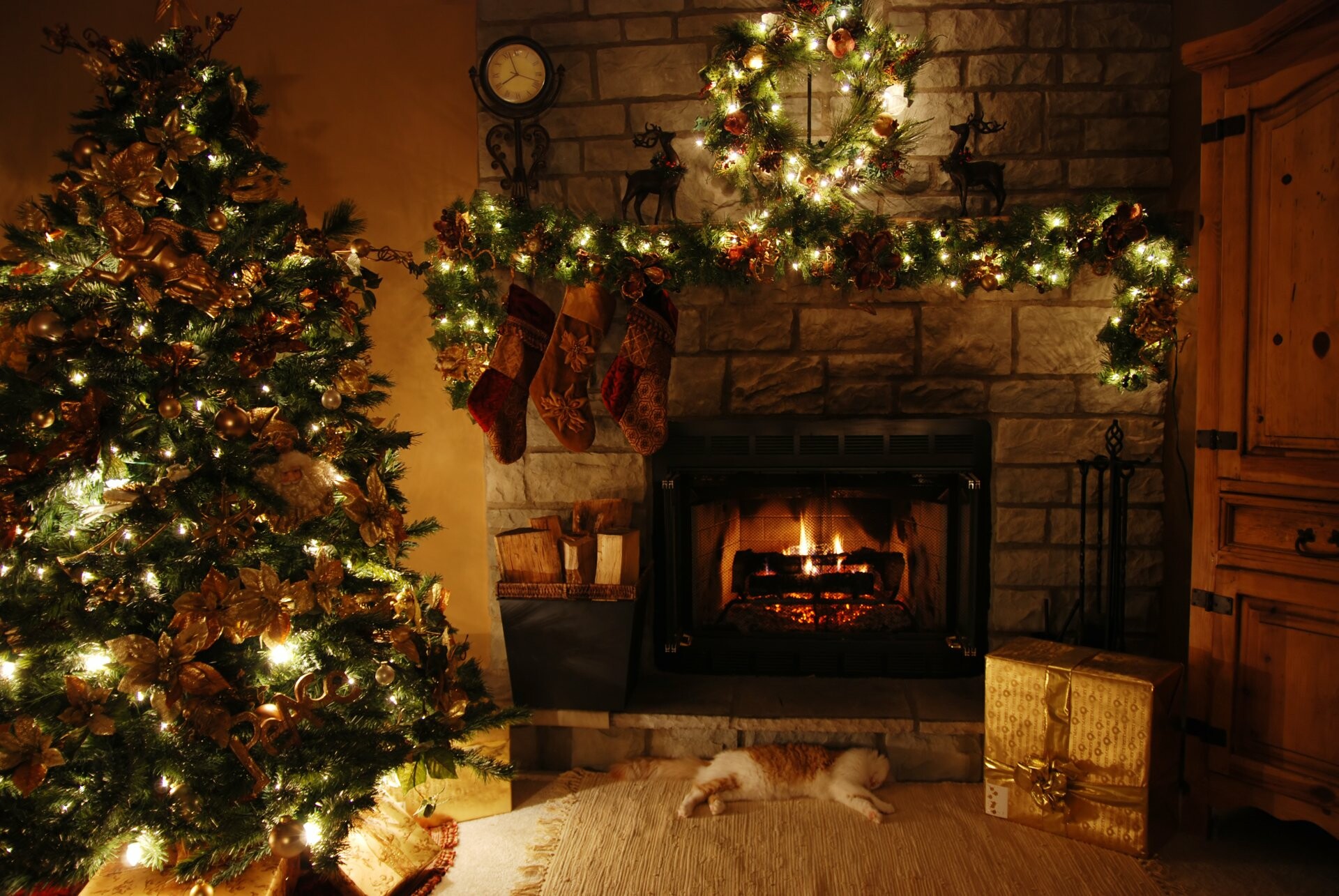 Cozy Christmas ambiance, 4K fireplace wallpapers, Warmth and comfort, Holiday atmosphere, 1920x1290 HD Desktop