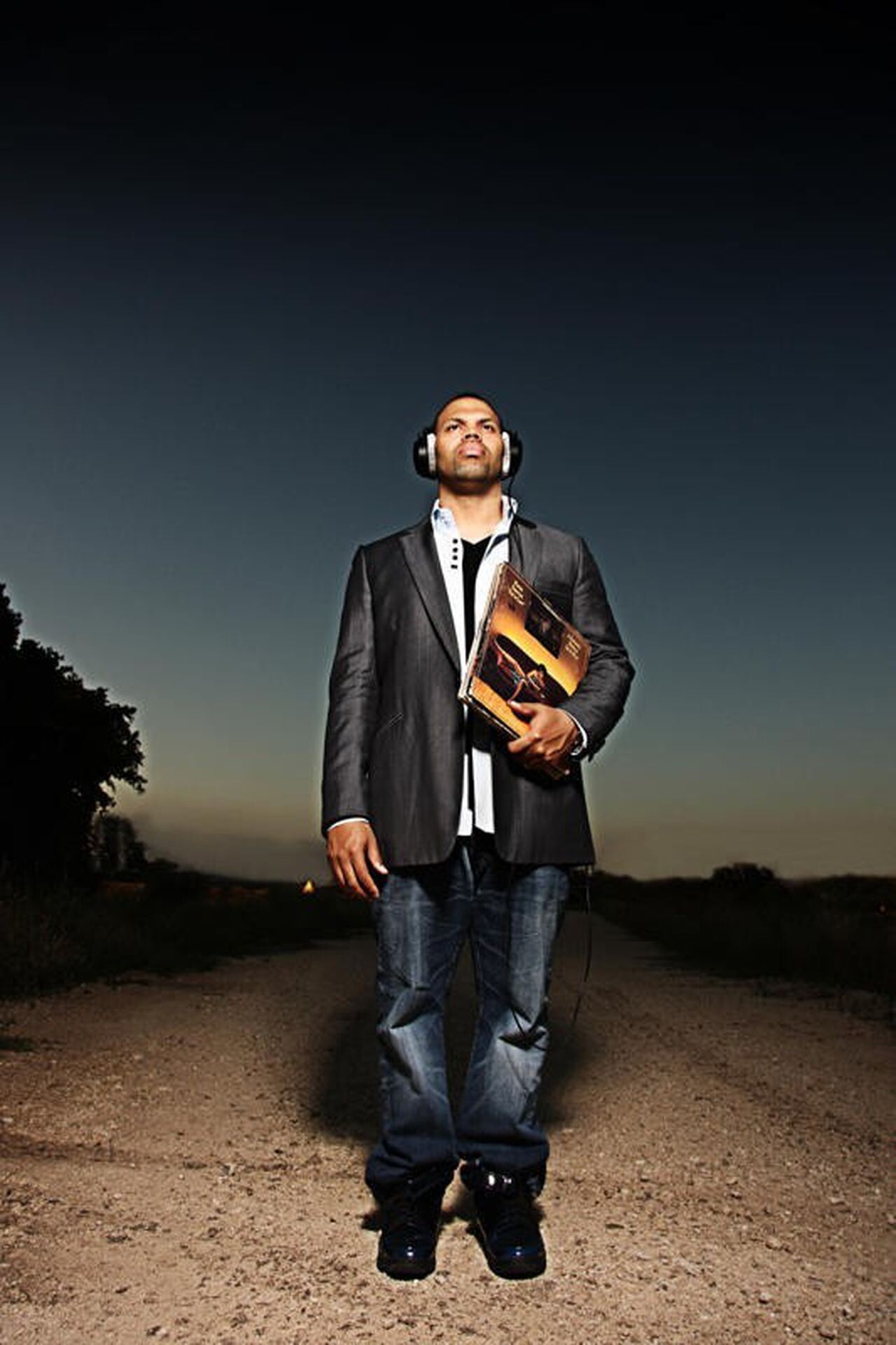 Eric Roberson, Soul music icon, Musical finesse, Captivating artistry, 1280x1930 HD Phone