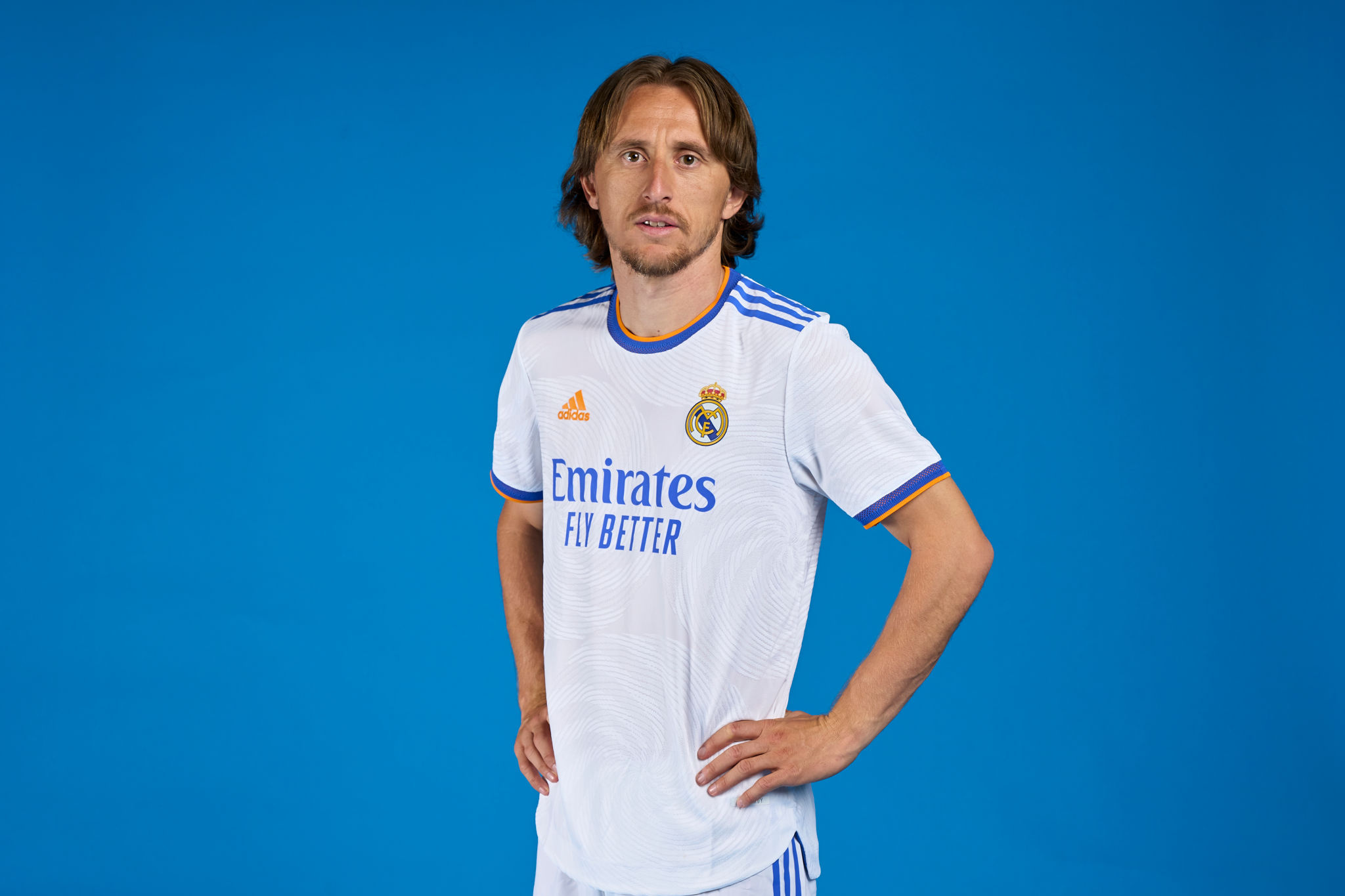 Luka Modric, Real Madrid 2021-22 jersey, Blue studio backdrop, HD Desktop wallpaper