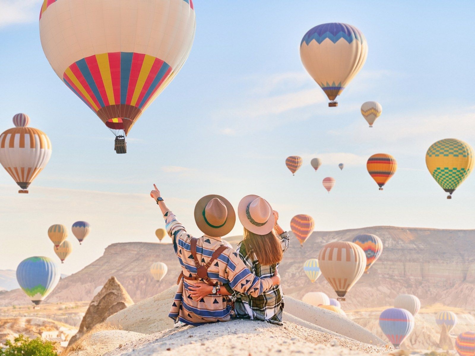 Cappadocia, Travel Couple Wallpaper, 1600x1200 HD Desktop