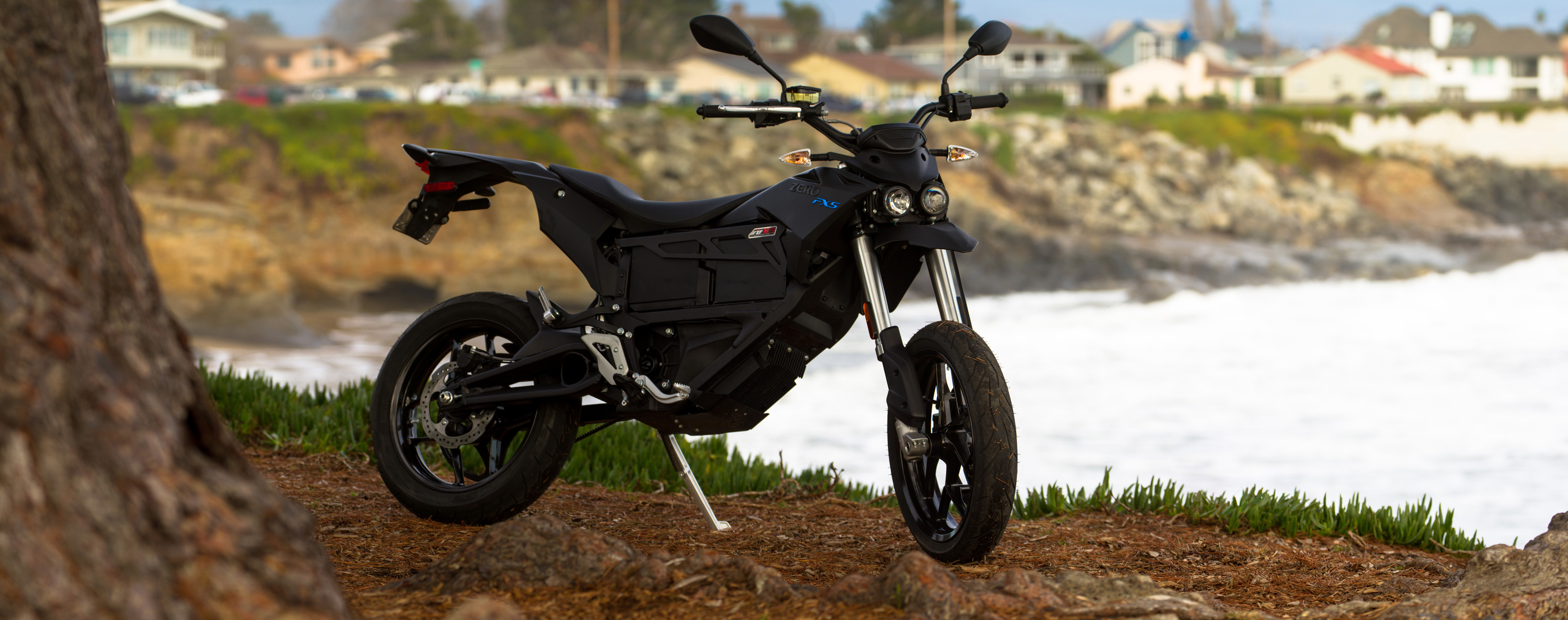 Zero FXS, Electrifying ride experience, Commuter's dream, First-hand review, 3730x1480 Dual Screen Desktop