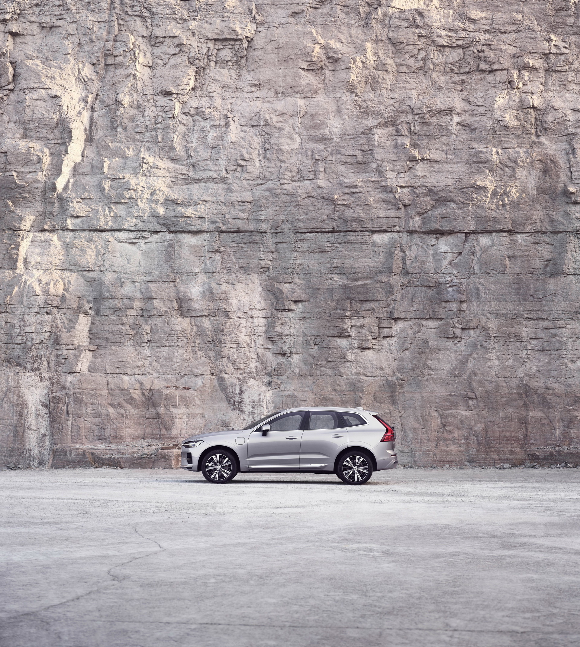 Volvo XC60, Unrivaled performance, Striking aesthetics, Unmatched versatility, 1920x2140 HD Phone