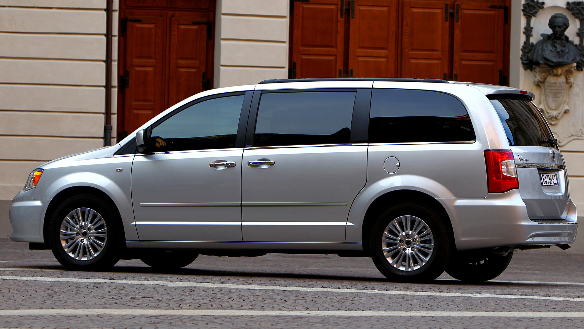 Chrysler Voyager, Family minivan, Comfortable seating, Ample storage, 1920x1080 Full HD Desktop