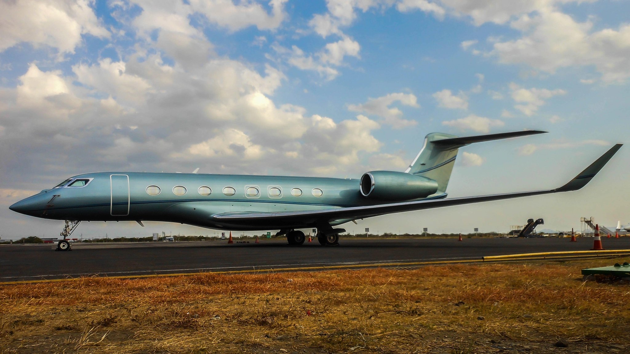 Gulfstream Aerospace, Posted by Sarah, Aircraft wallpaper, 2050x1160 HD Desktop