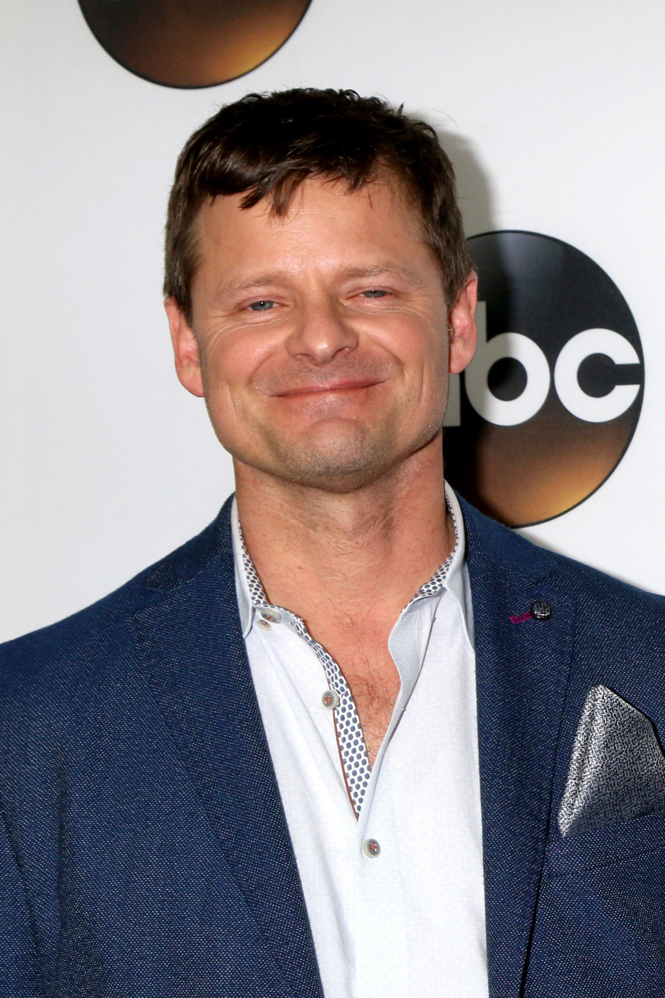 Steve Zahn, Escapes, Adventures, Movie stills, 1340x2000 HD Phone