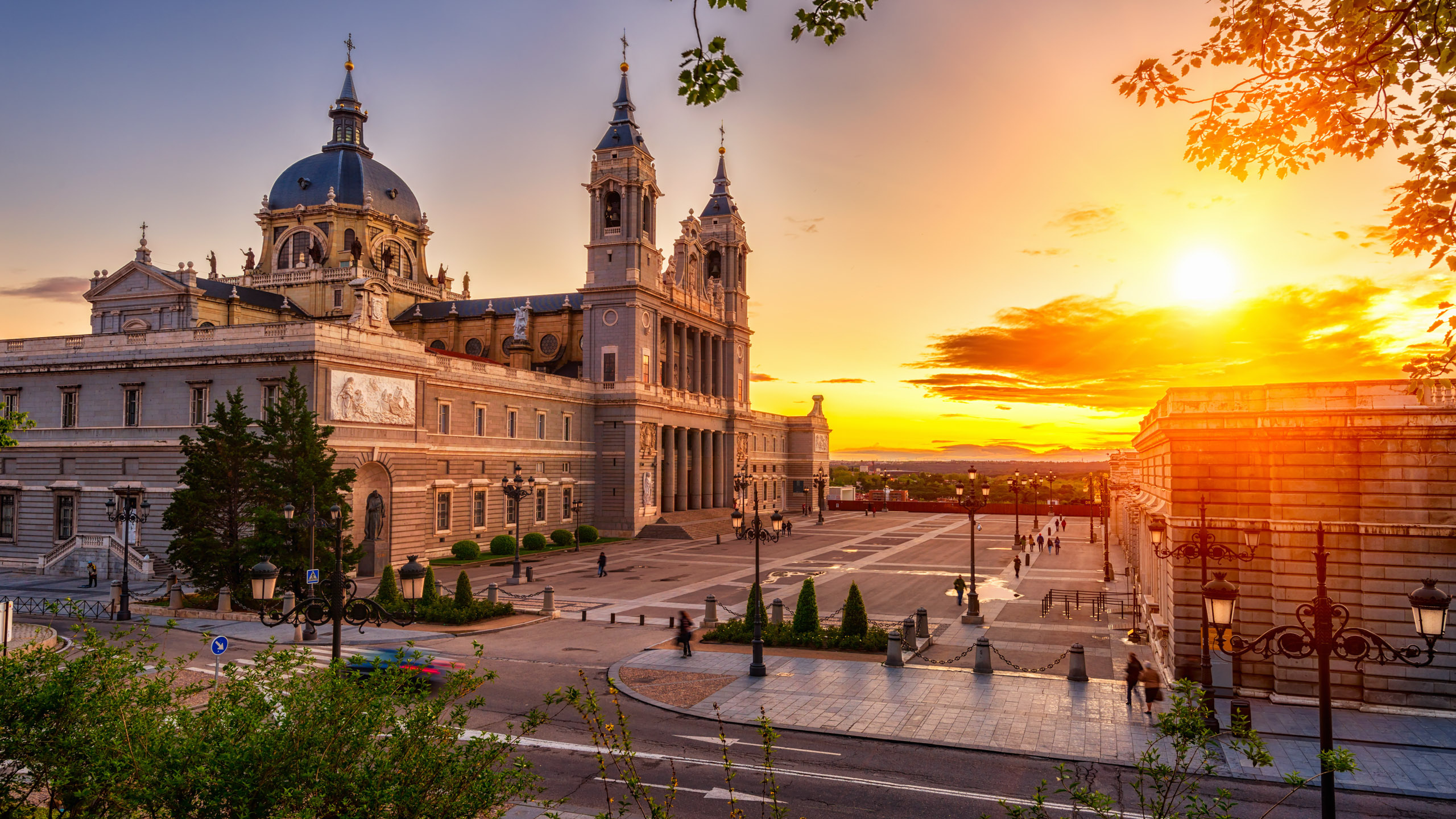 Almudena Cathedral, Madrid Wallpaper, 2560x1440 HD Desktop